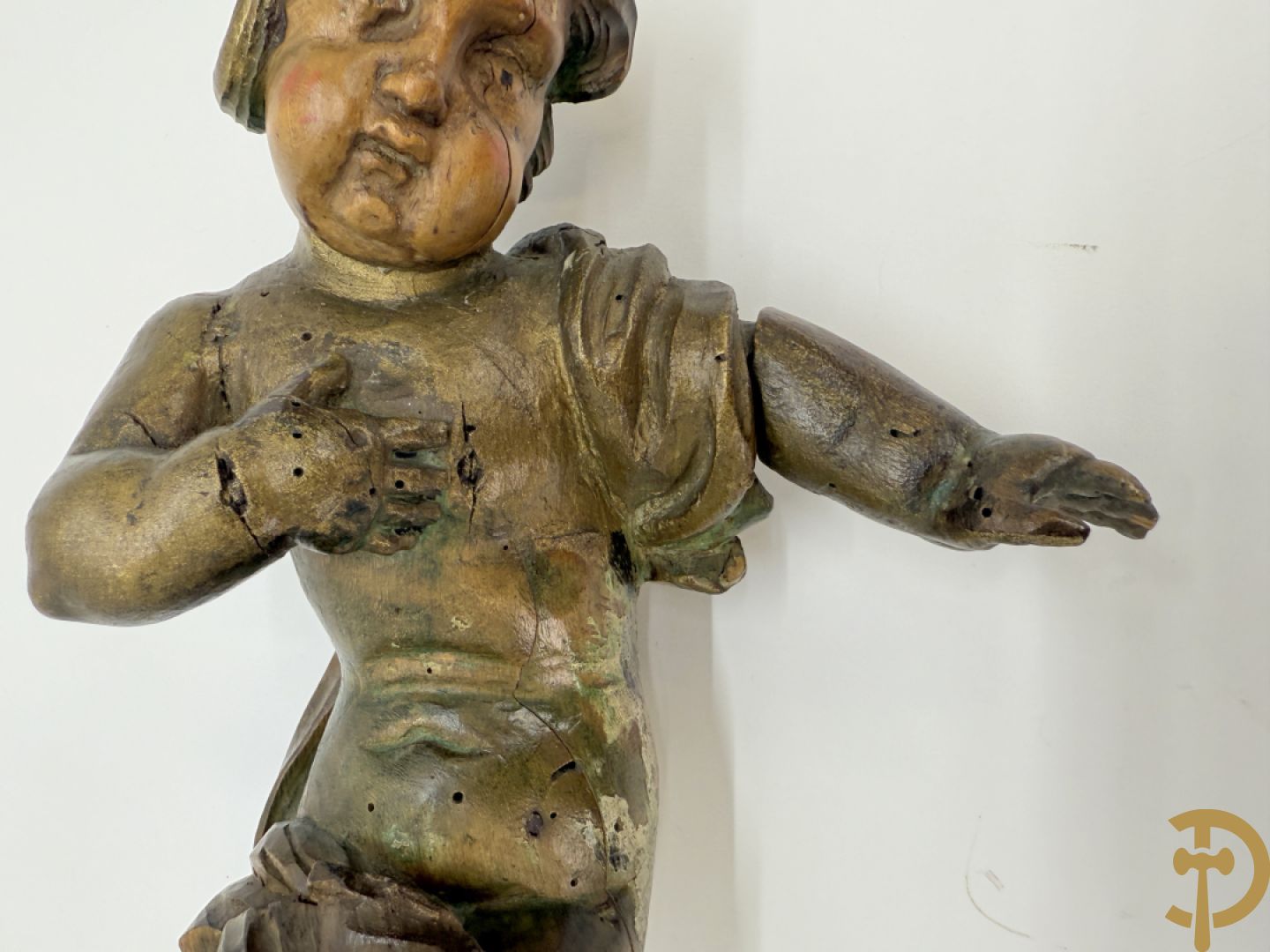 Drie houtgesculpteerde cupido