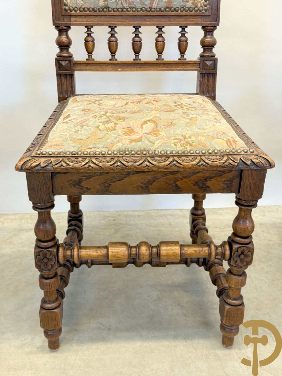 Massief eiken dolfijnetafel met knorrenlijst en leeuwenkoppen, Neo Renaissence stijl + 6 eiken stoelen met sculptuur