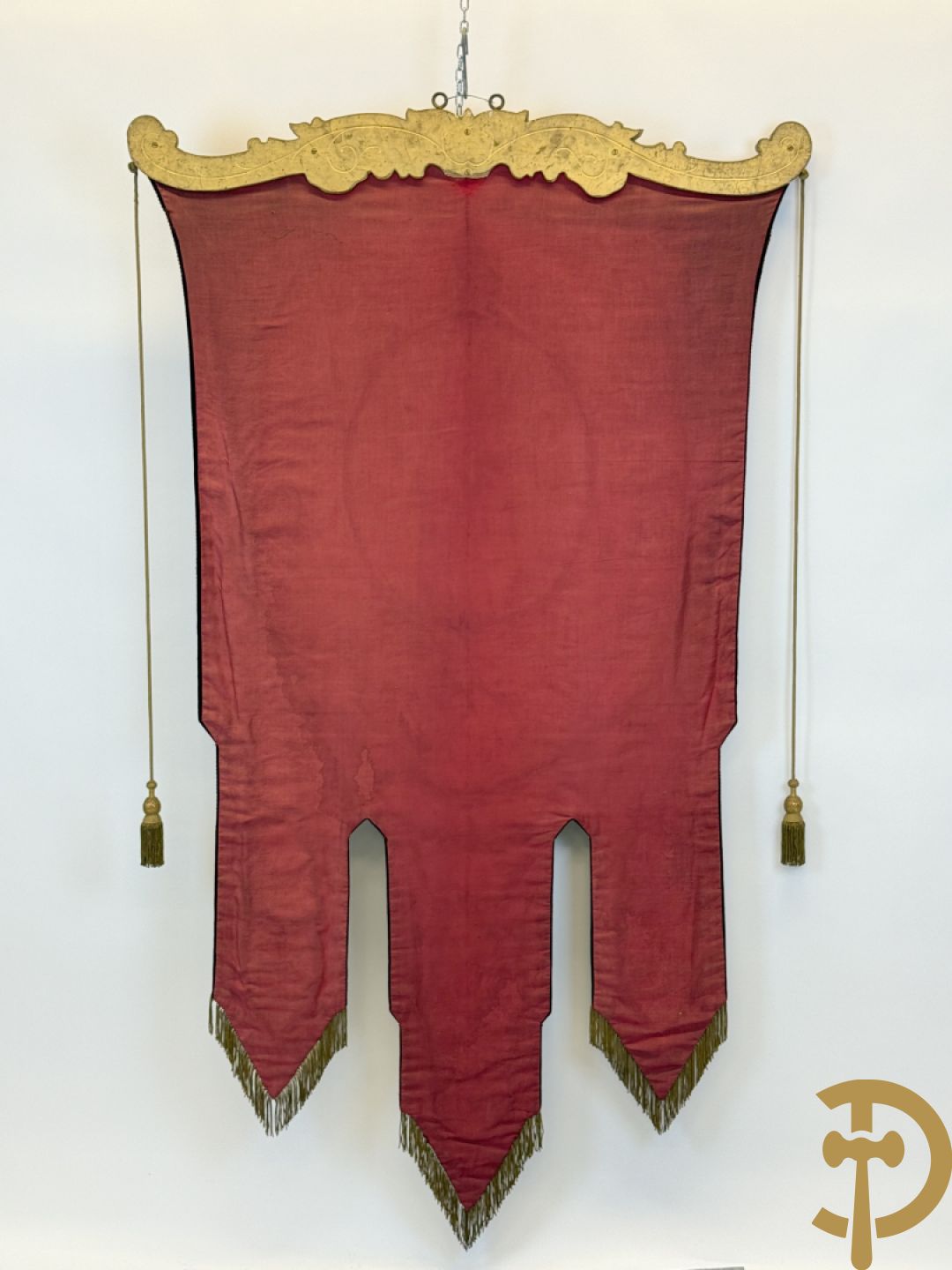 Processiebannier met bordeaux vaandel bezet met goudbrocaat van accanthusranken, Wortegem 1878, centraal handbeschilderd medaillon met voorstelling van Franciscus Xaverius - gehouden door verguld houtgesculpteerd ornament
