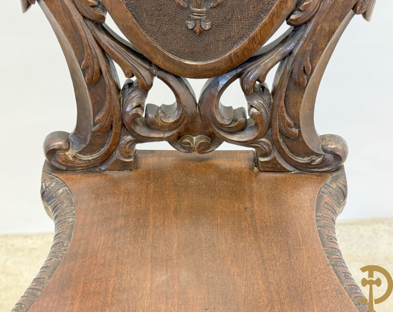 Eiken Neo Renaissance bijzetstoel scabello met decor van Franse lelies en leeuwenkoppen