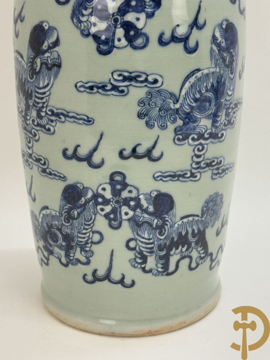 Chinese porseleinen celadon vaas met blauw/wit decor van fo honden