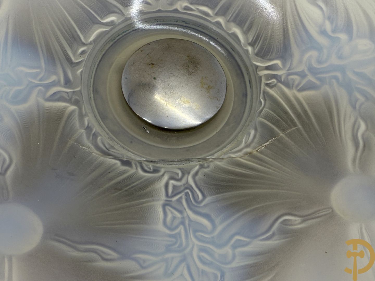 Art Deco schaal van pate de verre met bloemenmotief gevat in chromé houder + Art Deco coupe in pate de verre met bloemenmotieven gevat in chromé houder