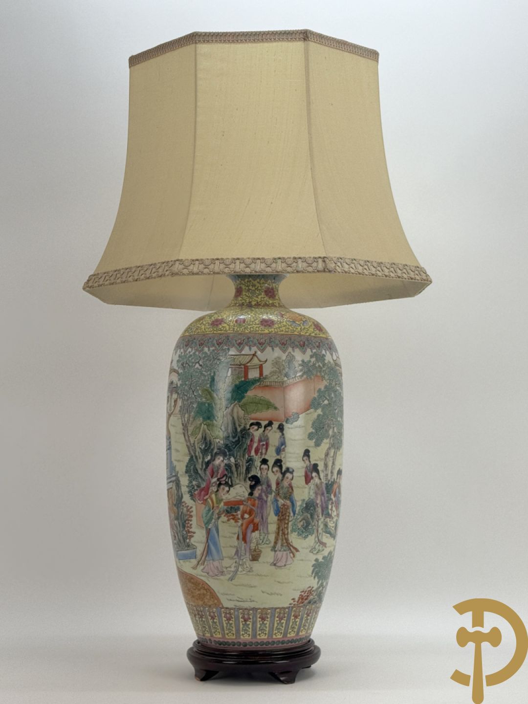 Chinese porseleinen vaas met geanimeerd decor van dames in tempels en landschap - omgebouwd als lampadaire