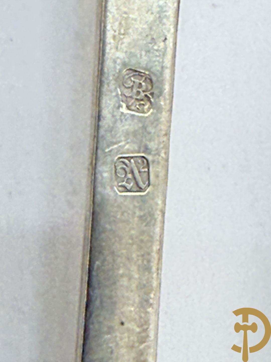 Achttien massief zilveren lepels, 14 vorken en 23 koffielepels met initialen HB, GB en DP, 19e