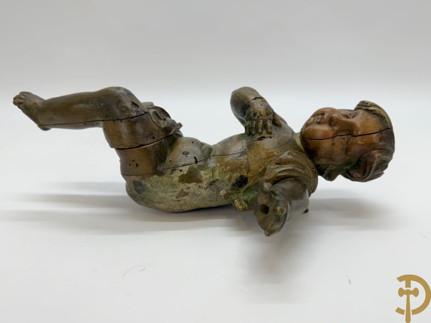Drie houtgesculpteerde cupido