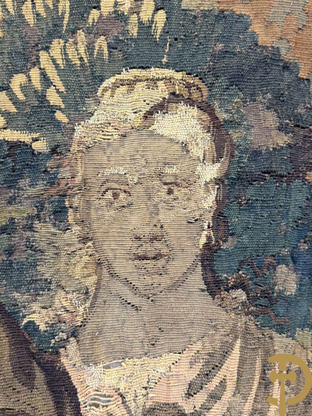 Fragment van wandtapijt met geanimeerde mythologische scène, omgeven door florale omranding, 18e