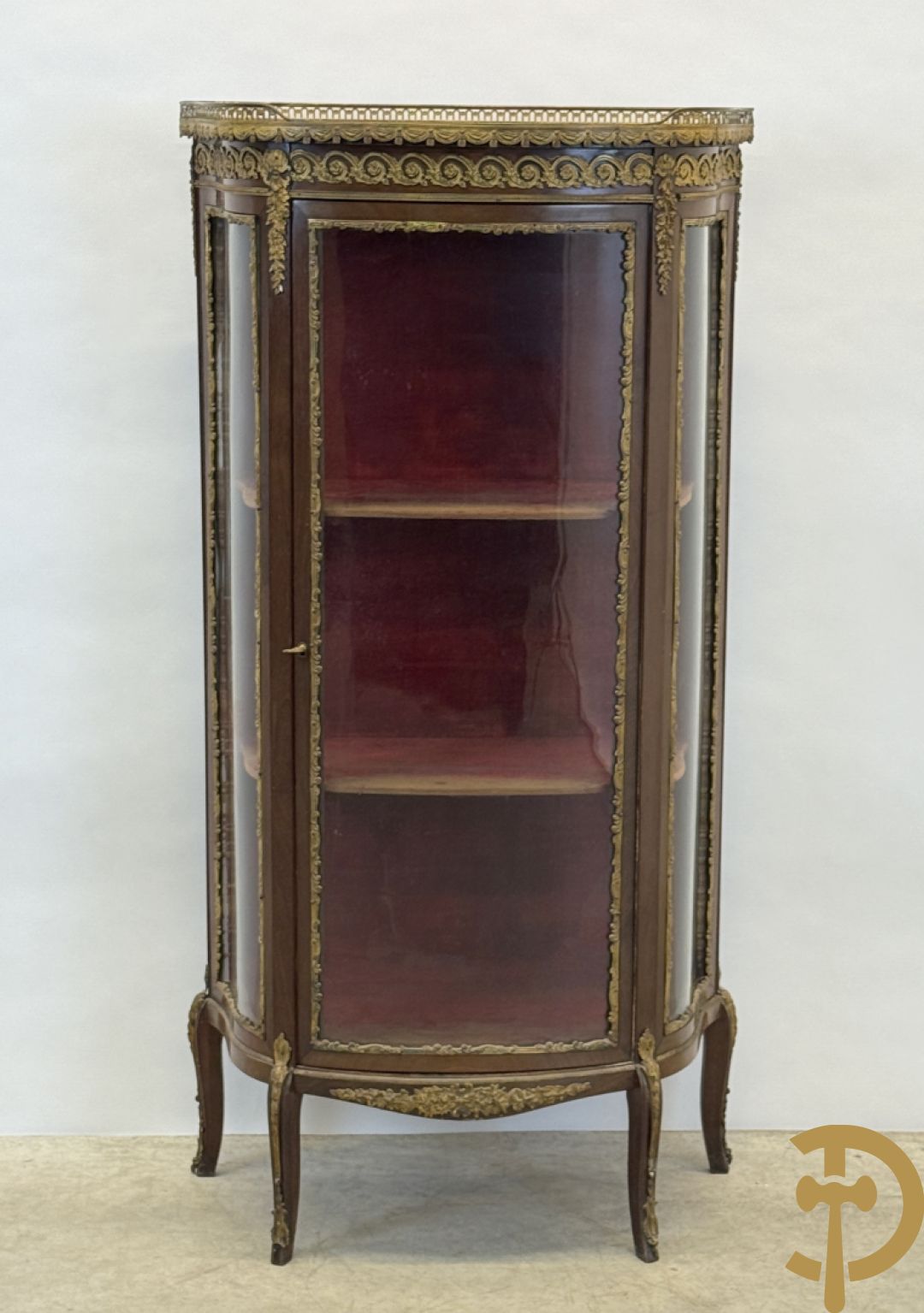 Notelaren vitrine bezet met bronsbeslag en gebogen ruitjes, bovenaan met marmeren blad