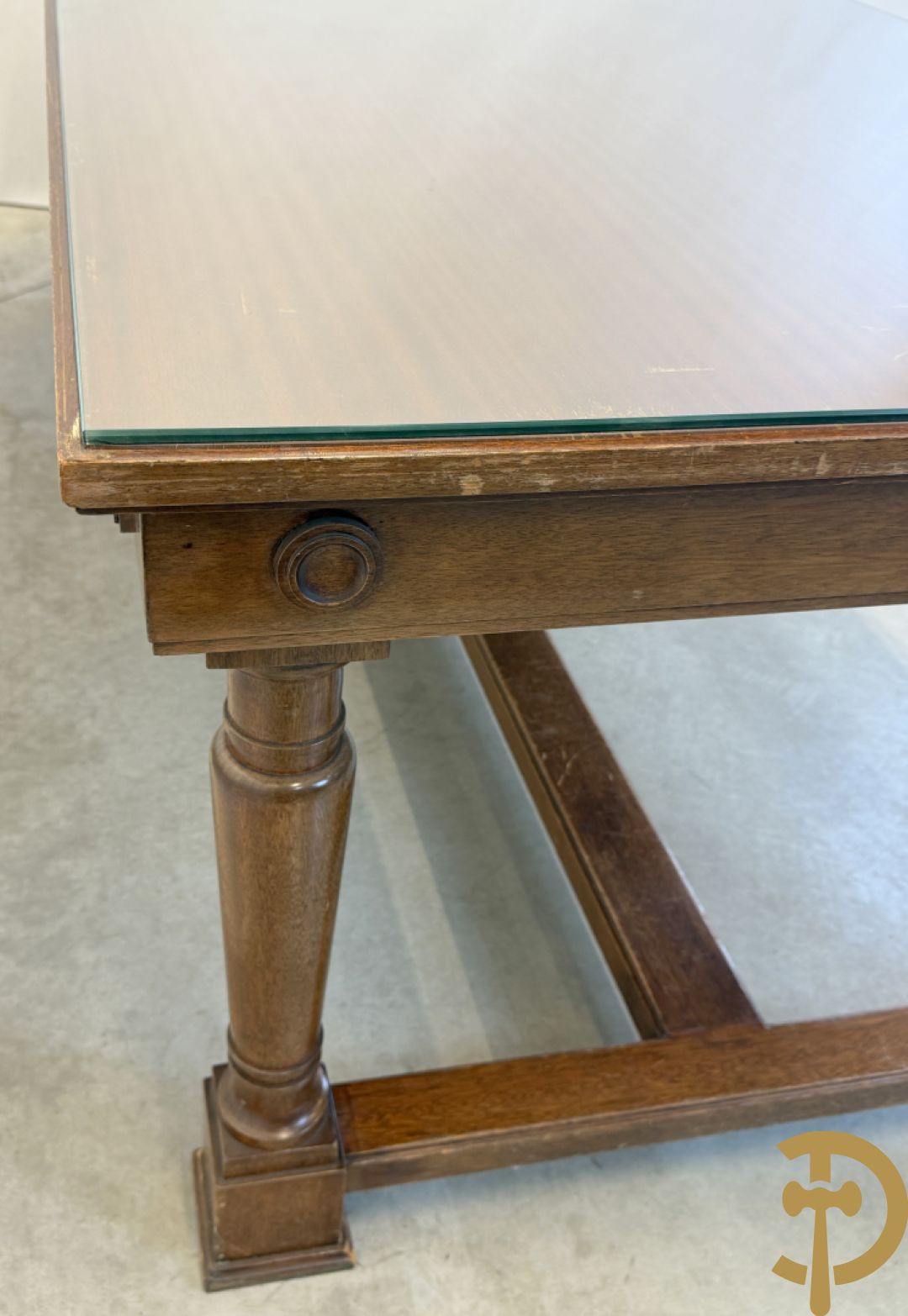 Notelaren tafel met glazen blad op vier ballustervormige poten - bezet met bollen op de zijkant