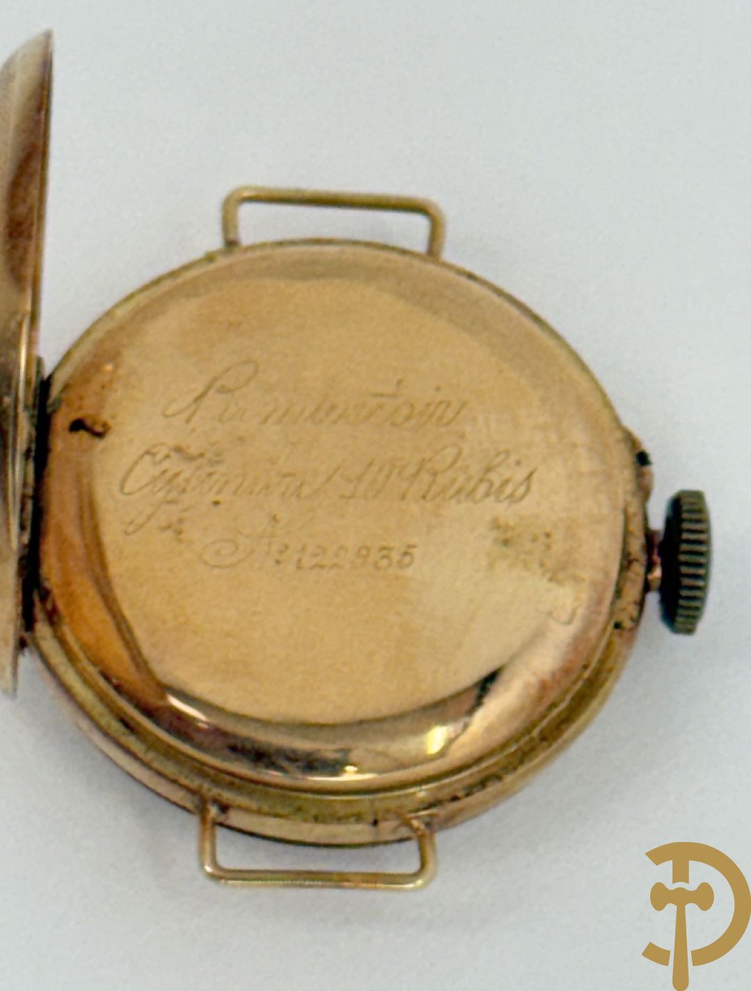 Twee dameshorloges met gouden kast