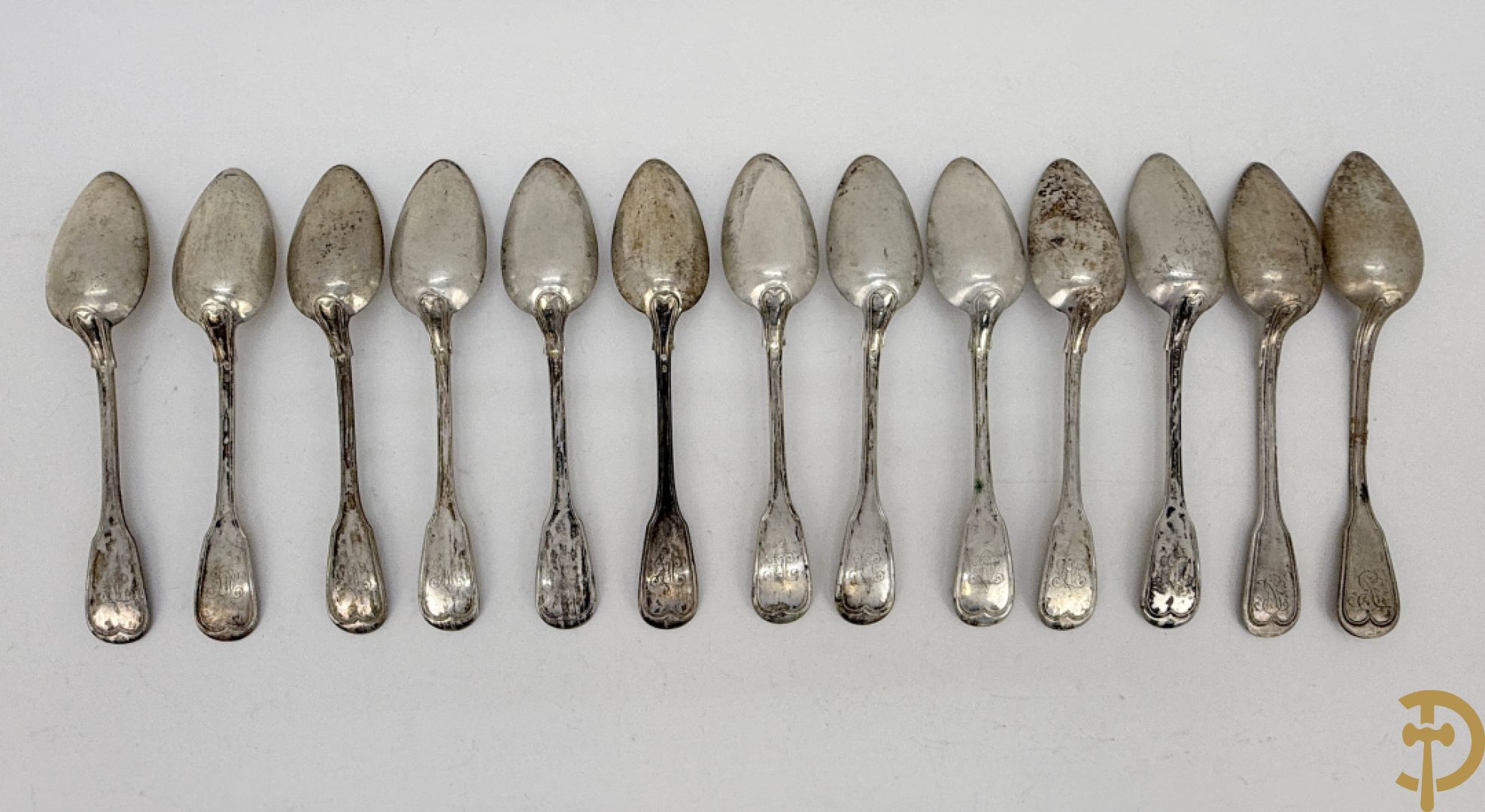 Massief zilveren bestek Louis Philippe model met initialen bestaande uit 13 soeplepels (853 gram), 9 vorken (657 gram), 3 dessertlepels (59 gram) en 1 pollepel (221 gram)