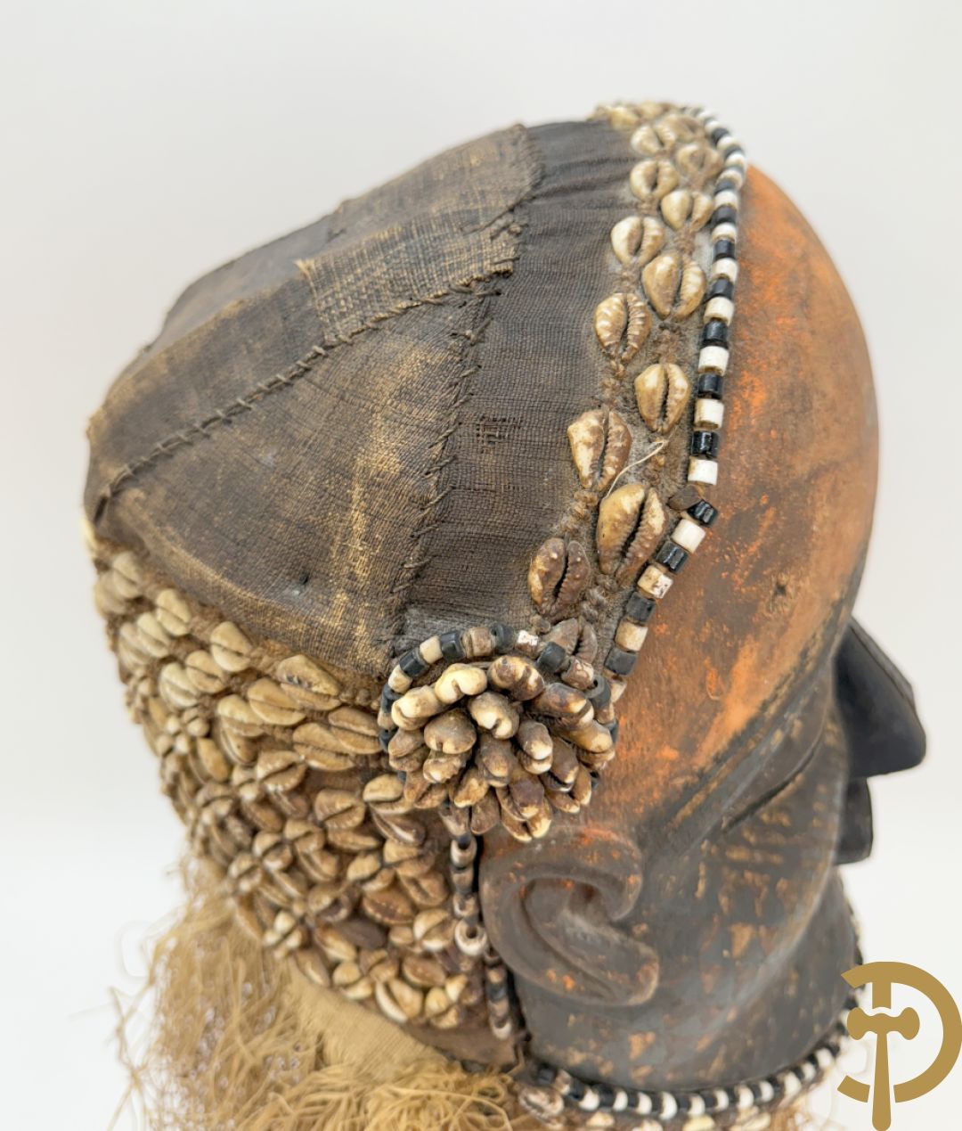 Afrikaans masker met symbolische beschildering, kralen en raffia