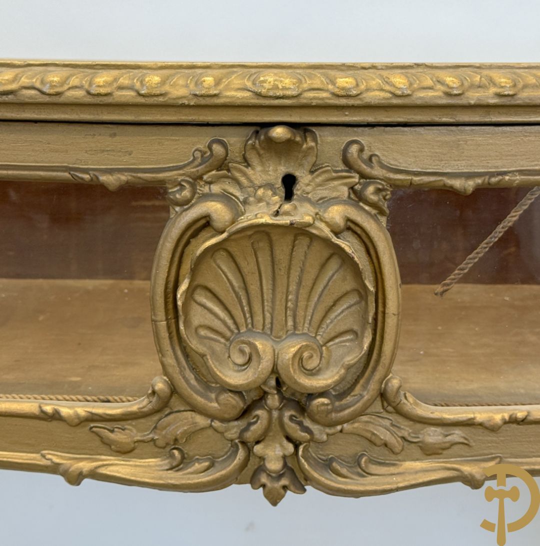 Vergulde Louis XV juwelenvitrine met openklapbaar deksel, bezet met rocailles, op voluutvormige poten