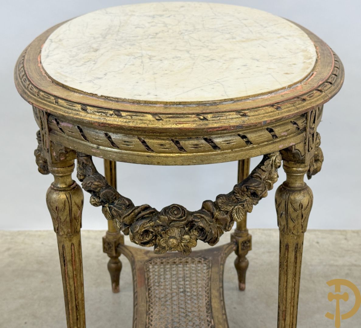 Ovale vergulde bijzettafel, Louis XVI stijl, met bloemenguirlandes, canage en marmeren blad