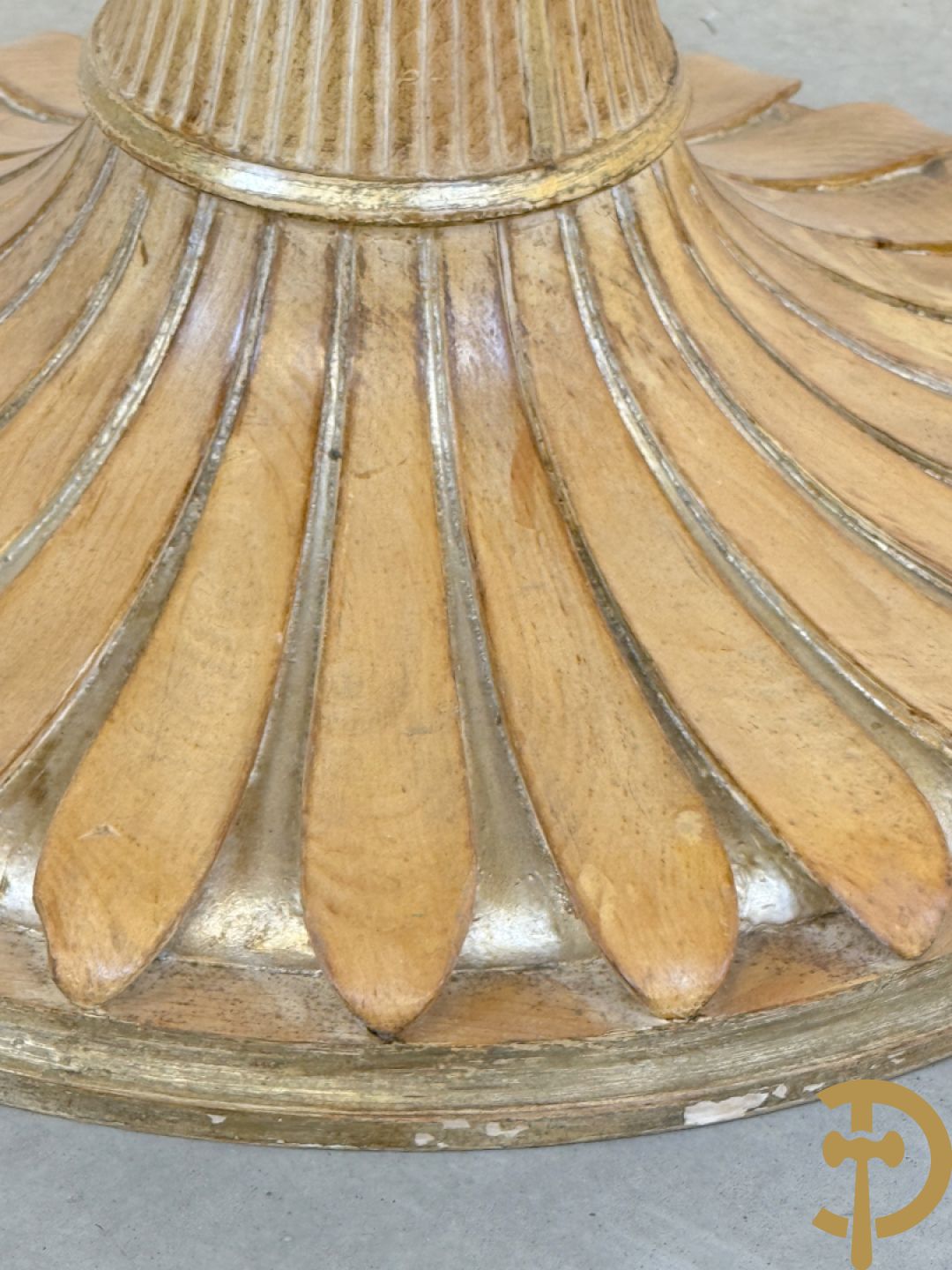 Ronde tafel met houtgesculpteerde korenaren, deels verguld, en glazen blad + 5 bijhorende Louis XVI stoelen met gecanneerde rug en zitting