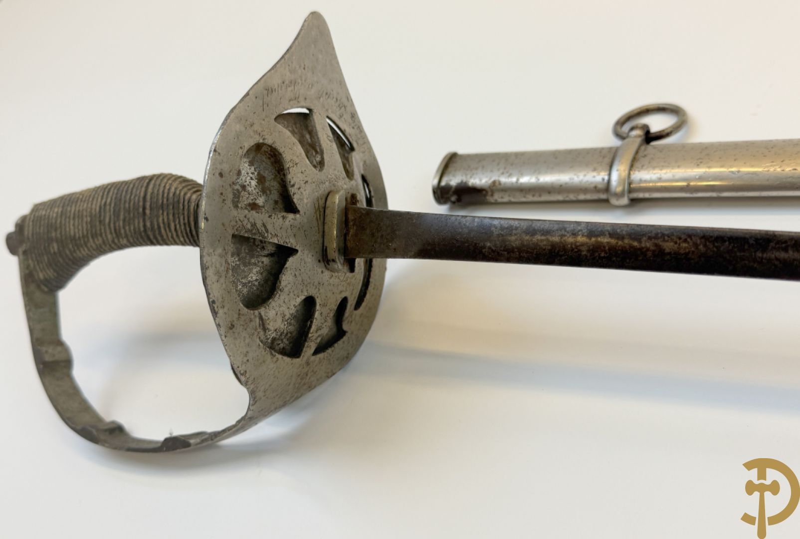 Duitse epee met gegraveerd handvat in schede