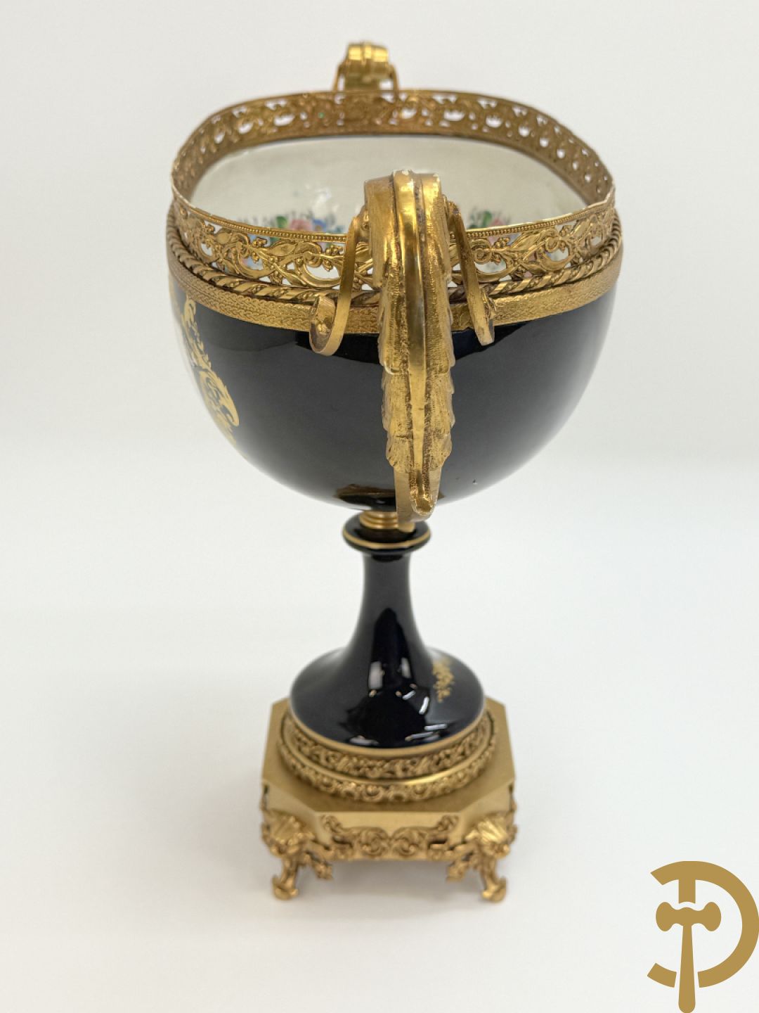 Coupe in kobaltblauw porselein met romantische geanimeerde scène, Rons E. getekend, Limoges France