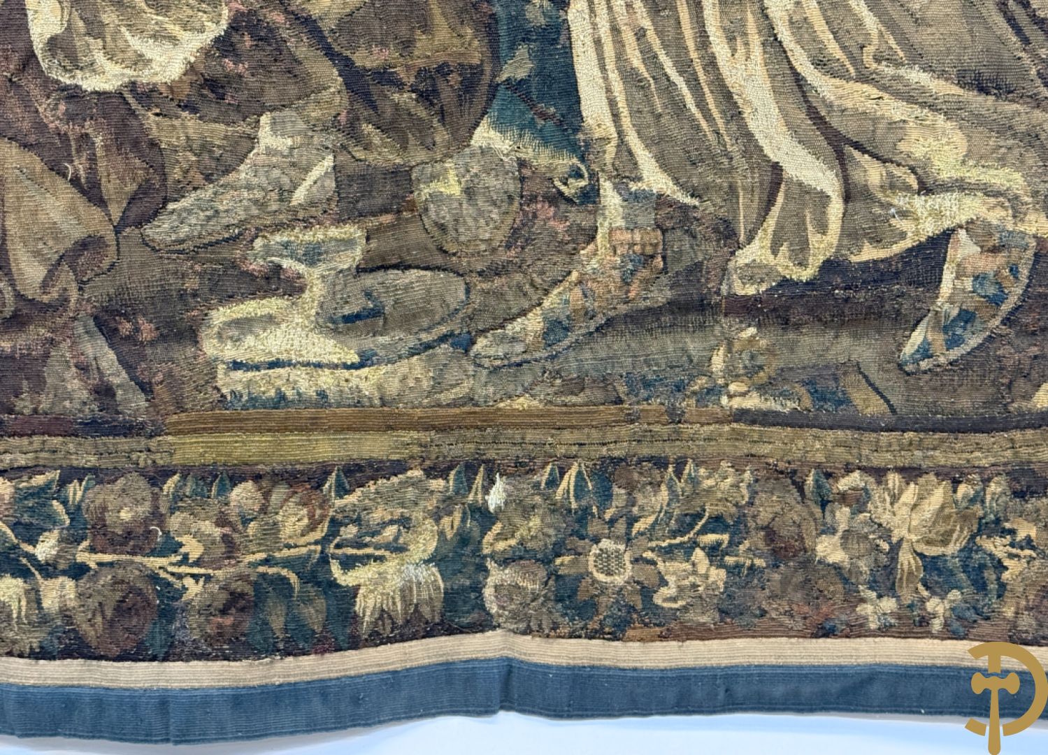 Fragment van wandtapijt met geanimeerde mythologische scène, omgeven door florale omranding, 18e