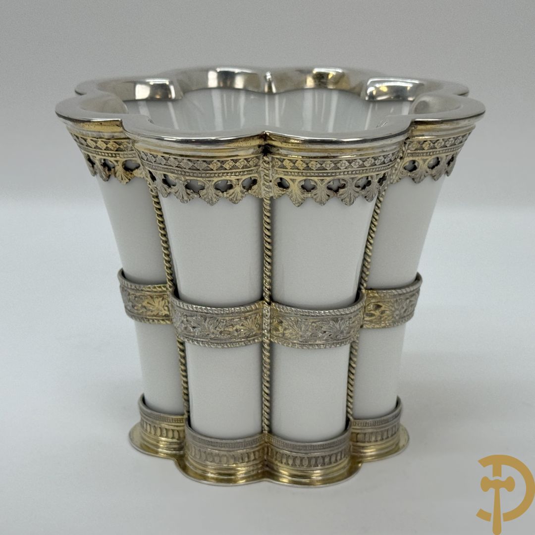 Deense poseleinen Margretebeker in Royal Copenhagen porselein met zilveren en deels vergulde ornamenten, Michelsen A., 1945