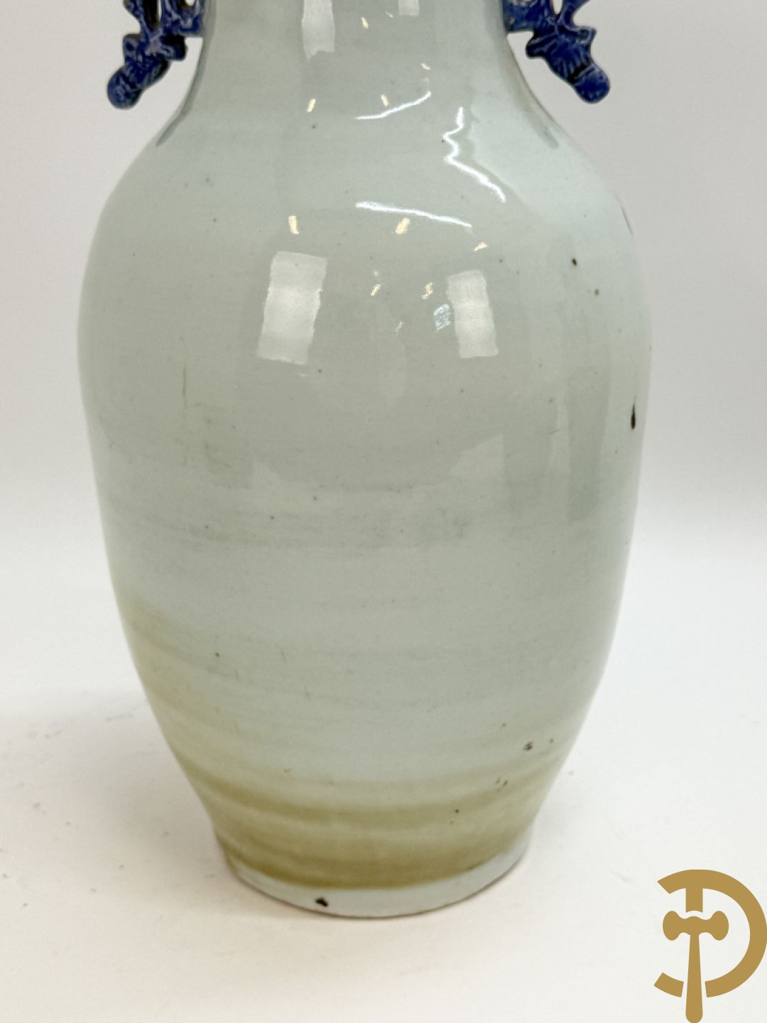 Twee Chinese porseleinen celadonvazen met blauw wit bloemen en vogeldecor + cachepot met vazendecor