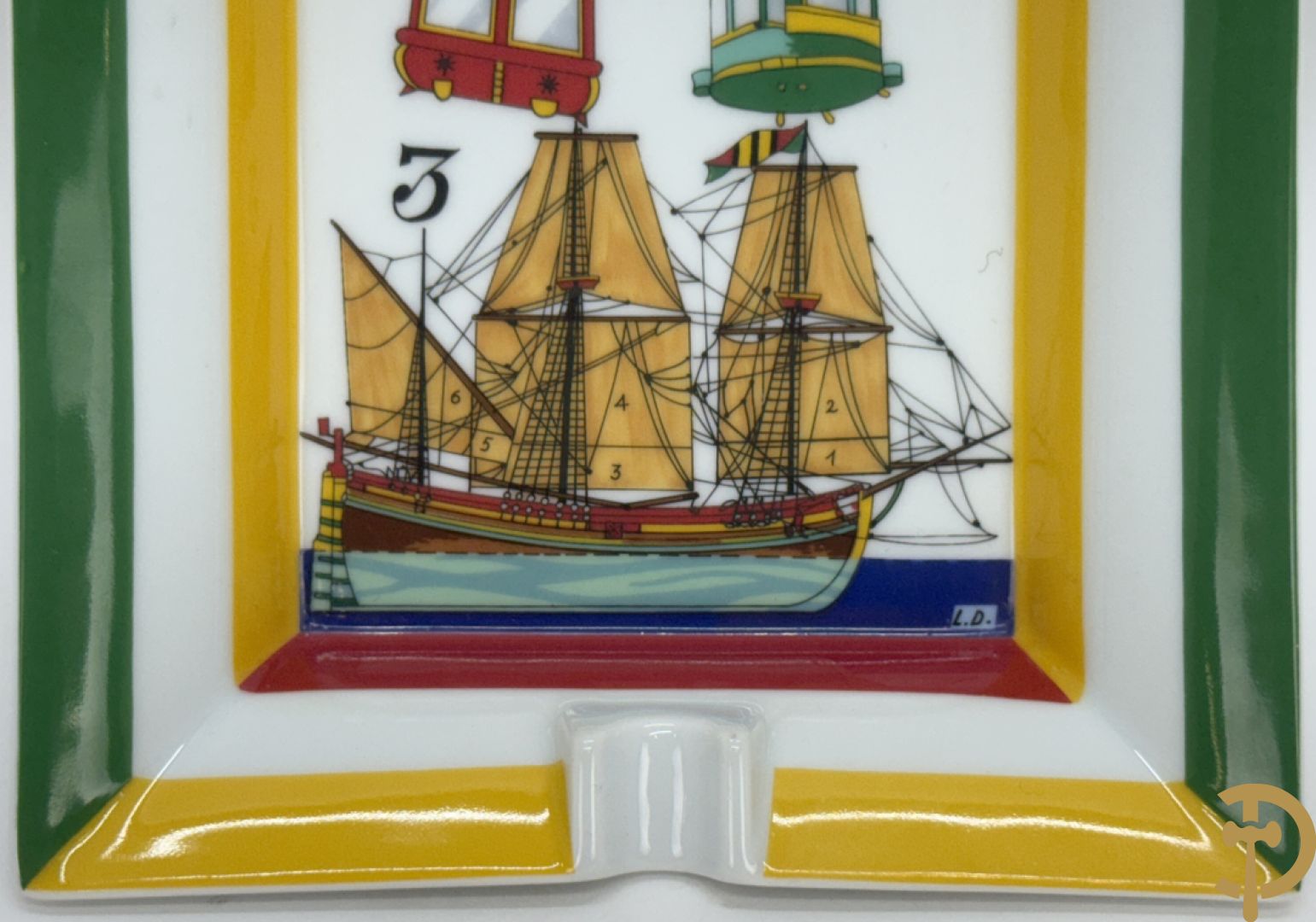Twee porseleinen asbakken met afbeelding maquette van boot, Hermes Paris made in France getekend