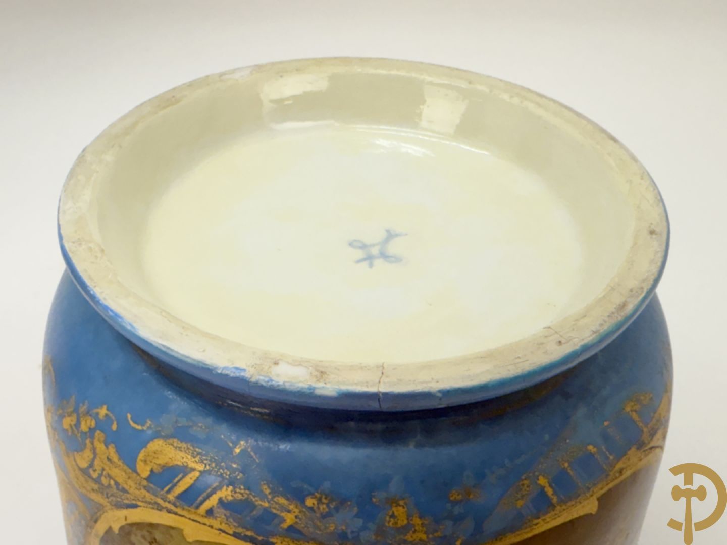 Sèvres cachepot met dubbel decor van handbeschilderde romantische dames en bloemendecor + cachepot in Frans porselein met bloemendecor gevat in bronzen houder + Limoges medici vaas met zwanehalzen
