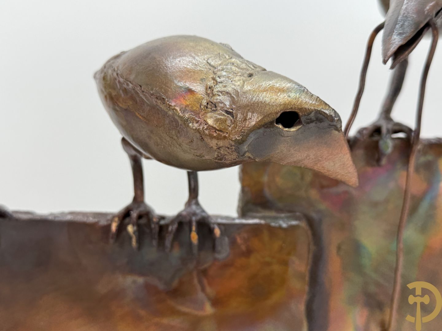 BEL J. getekend (Belaen Jean Pierre) Bronssculptuur met 4 vogels op schutting
