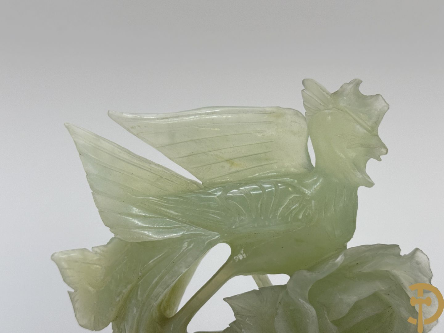 Drie handgesculpteerde Aziatische vogels met bloemenmotieven in jadeiet + klein haantje in jadeiet