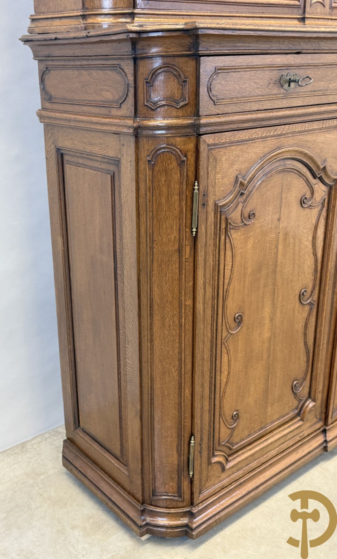 Massief eiken Luikse vitrinekast, boven met 2 beglaasde deuren en gebogen kop, Louis XV stijl, 18e