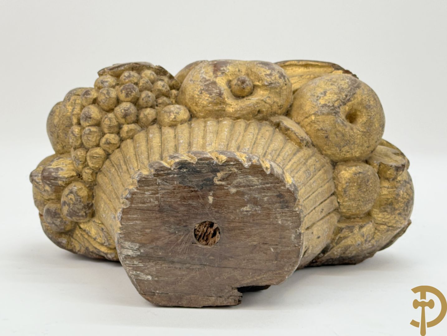 Gesculpteerd houten ornament van bloemen in korf