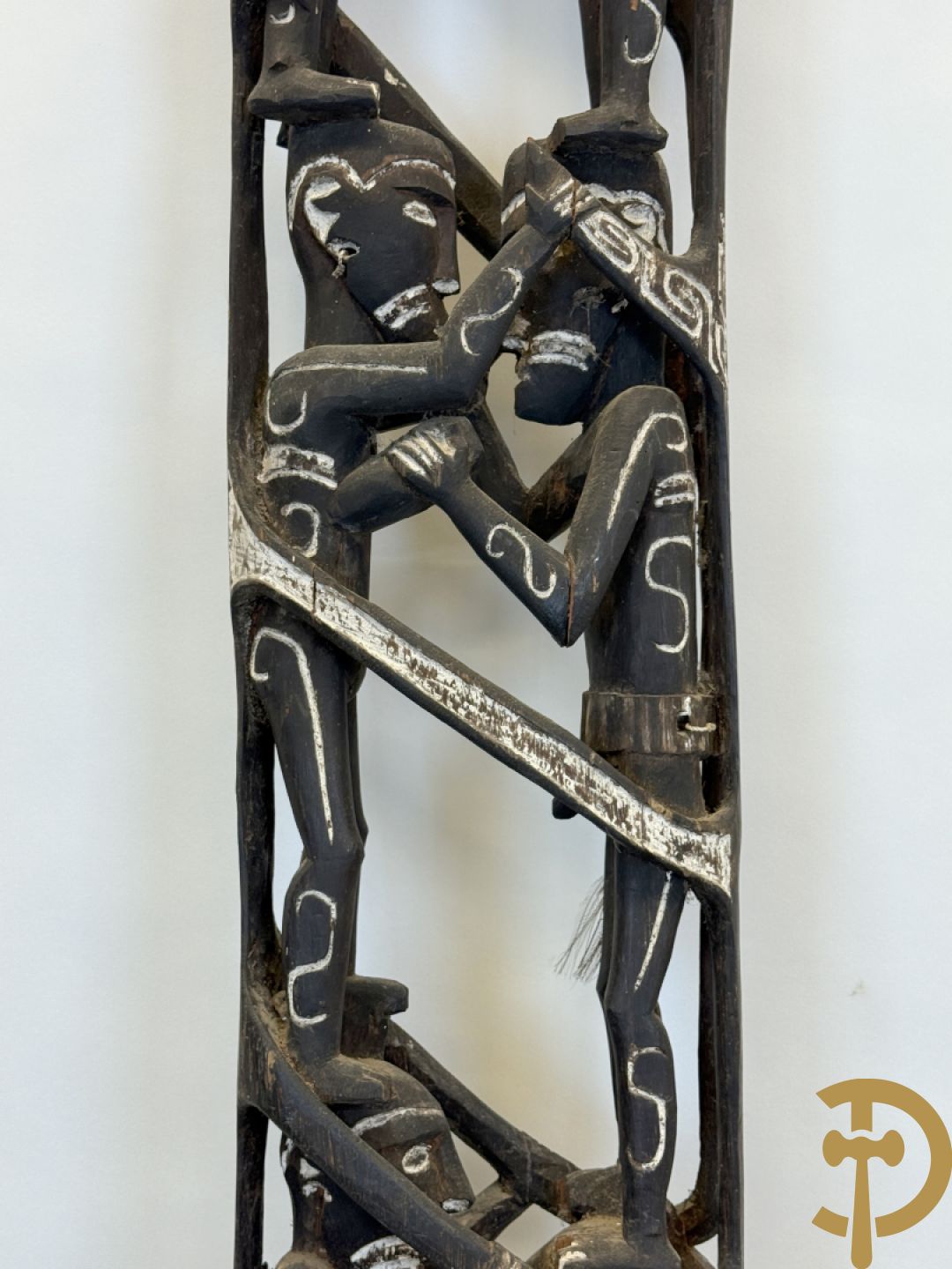 Nieuw Zeelandse totempaal met gesculpteerde houten figuren bewerkt met krijt