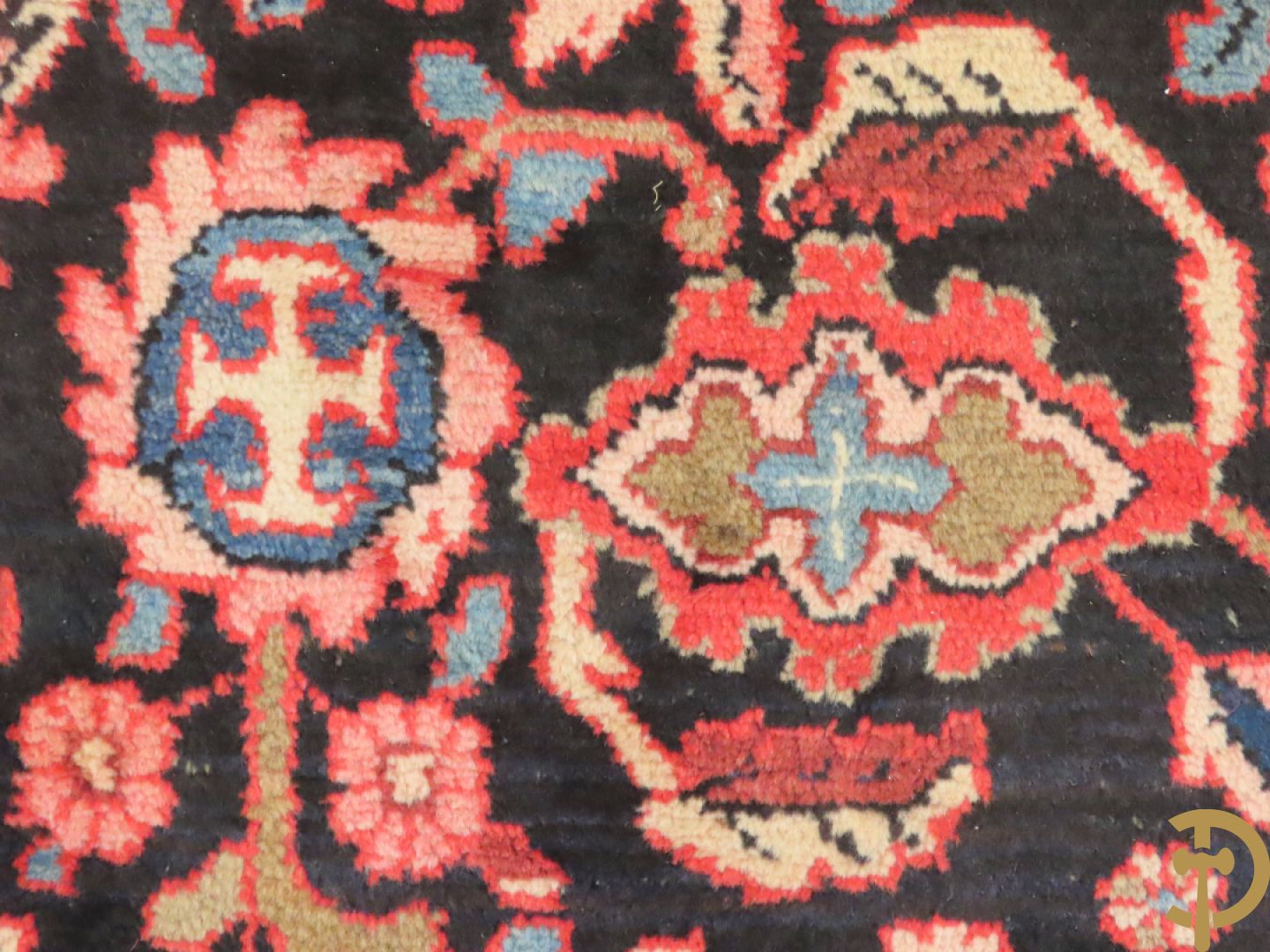 Iranees handgeknoopt tapijt met bloemendecor op blauwe fond, Nanadi