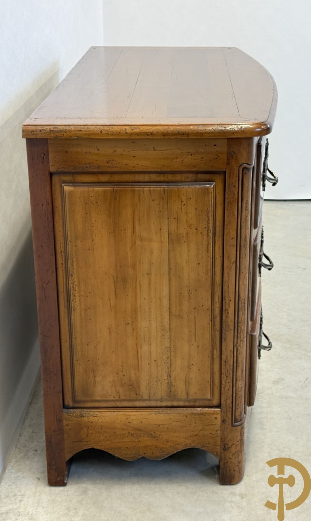 Gebogen kerselaren vierladencommode met koperen Louis XV trekkers, achteraan geëstampilleerd Richelieu Art & Meubels de France