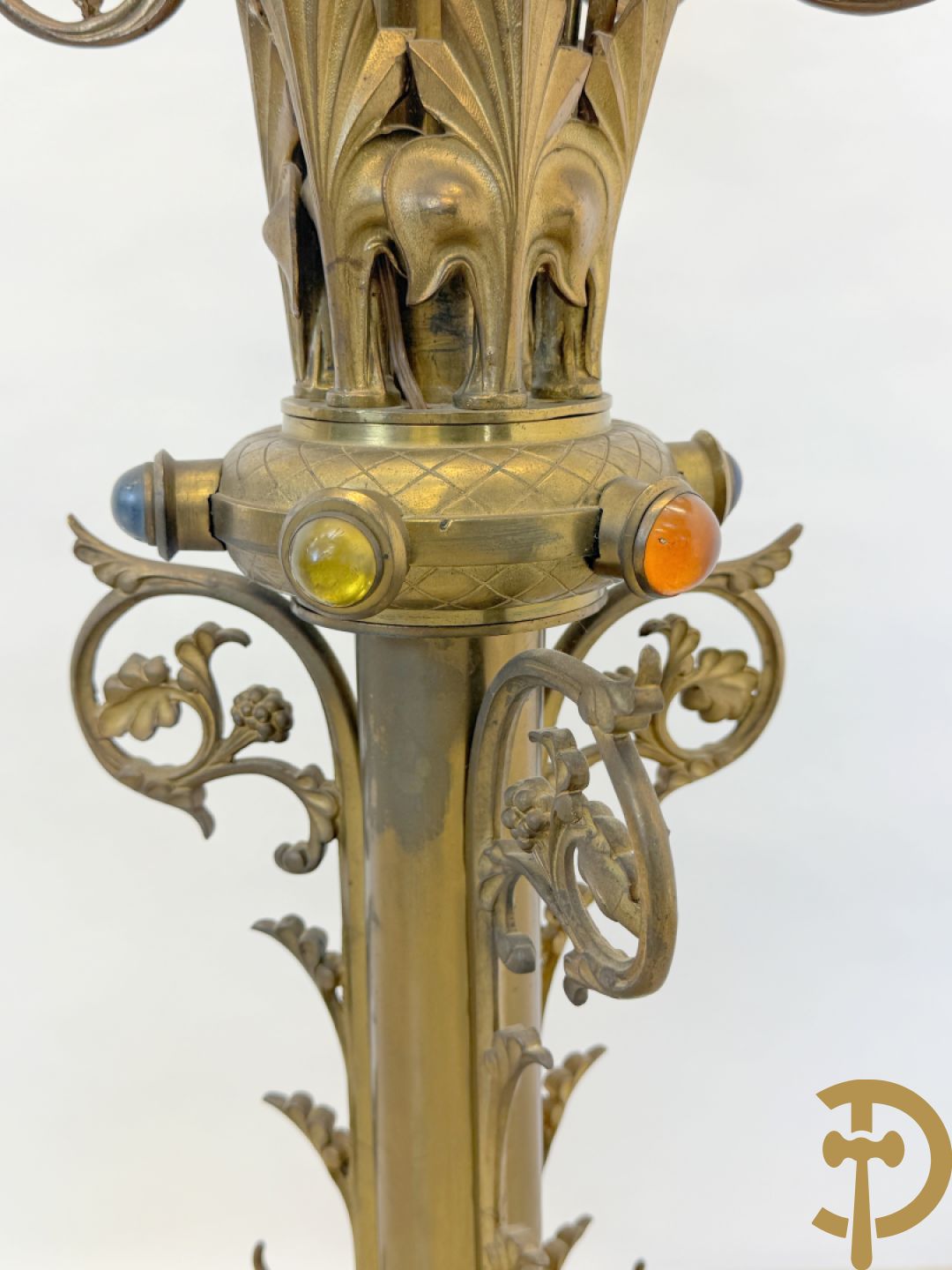 Koperen Neo Gotieke kerkkandelaar met 2 étages, versierd met bladranken, kastelen, spuwers en draken