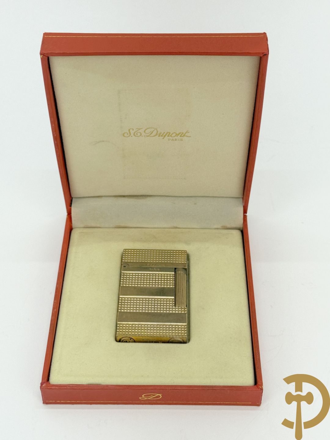 Vergulde aansteker S.T. Dupont met lijn en bandmotief serienummer "07D05A8" - in etui