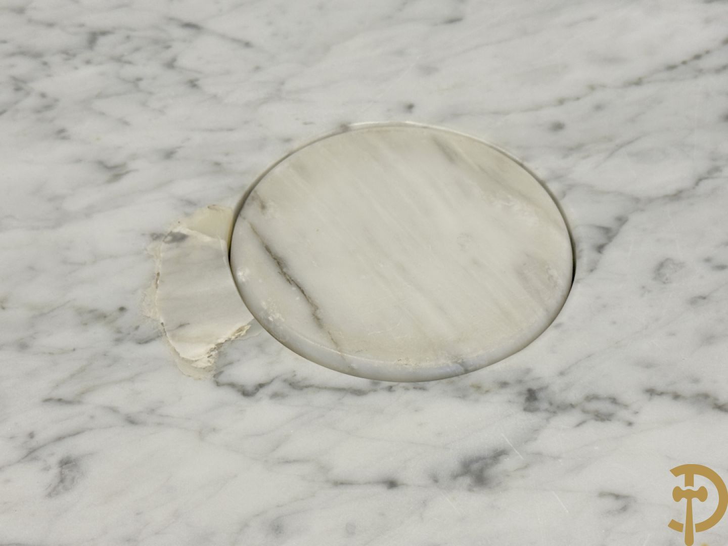 Italiaanse cararamarmeren designtafel op centrale konische voet, ontworpen door Angelo Mangiarotti, jaren 
