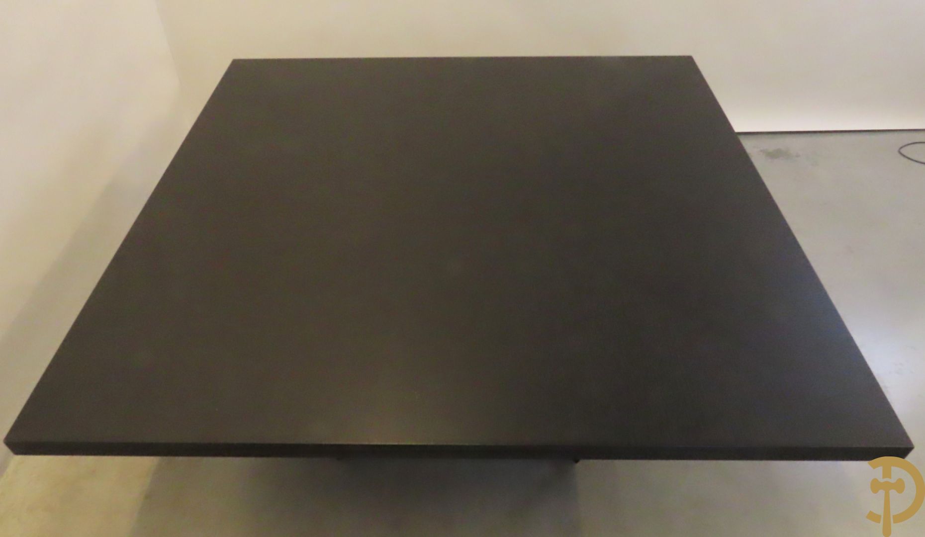 Grote moderne vierkante tafel met zwartgelakt ruitvormig fineer op kruisvormige voet, Maxalto uitgegeven door B & B Italia