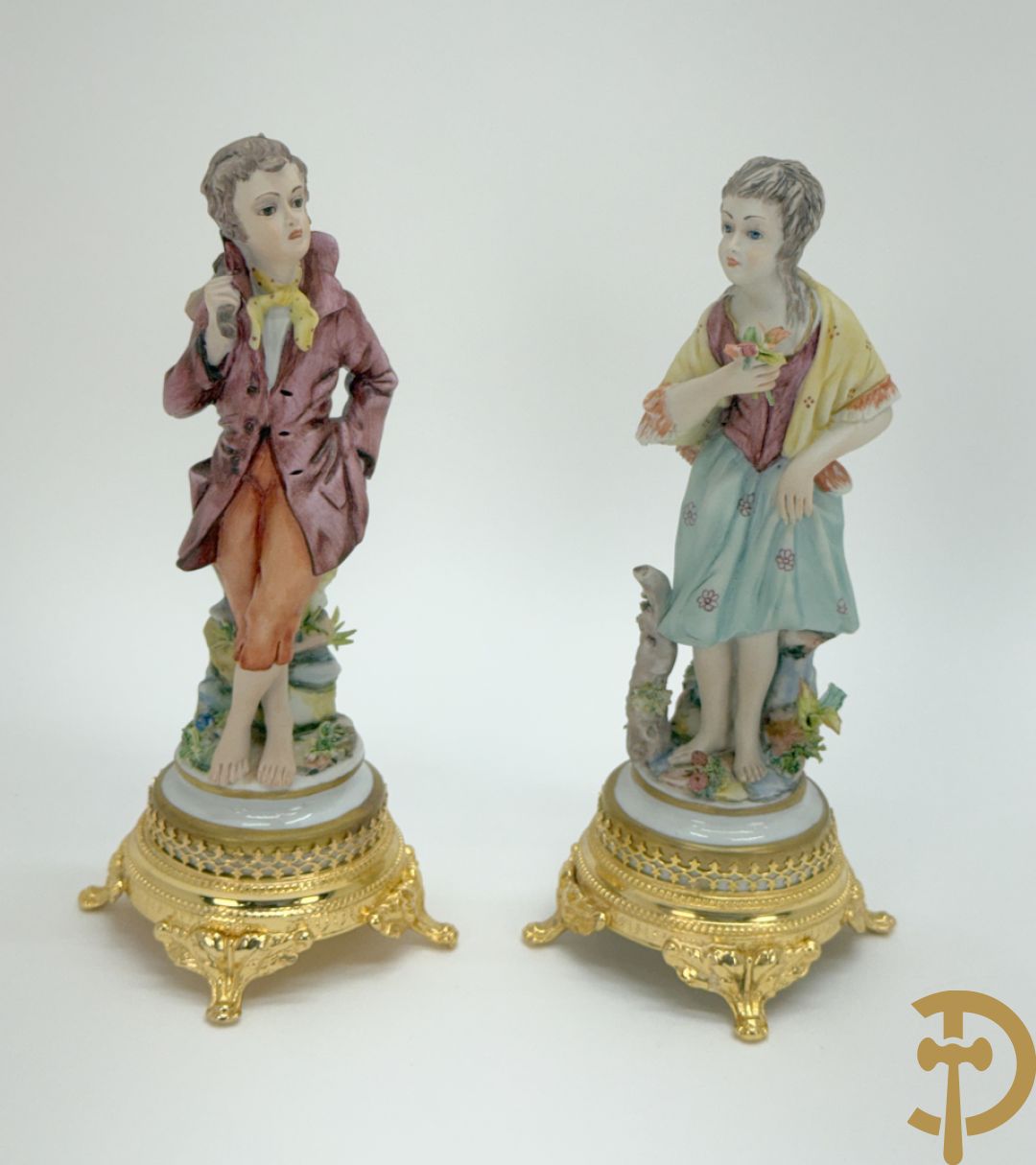 Acht witte en zes gekleurde Italiaanse biscuits met romantische scènes, cupido