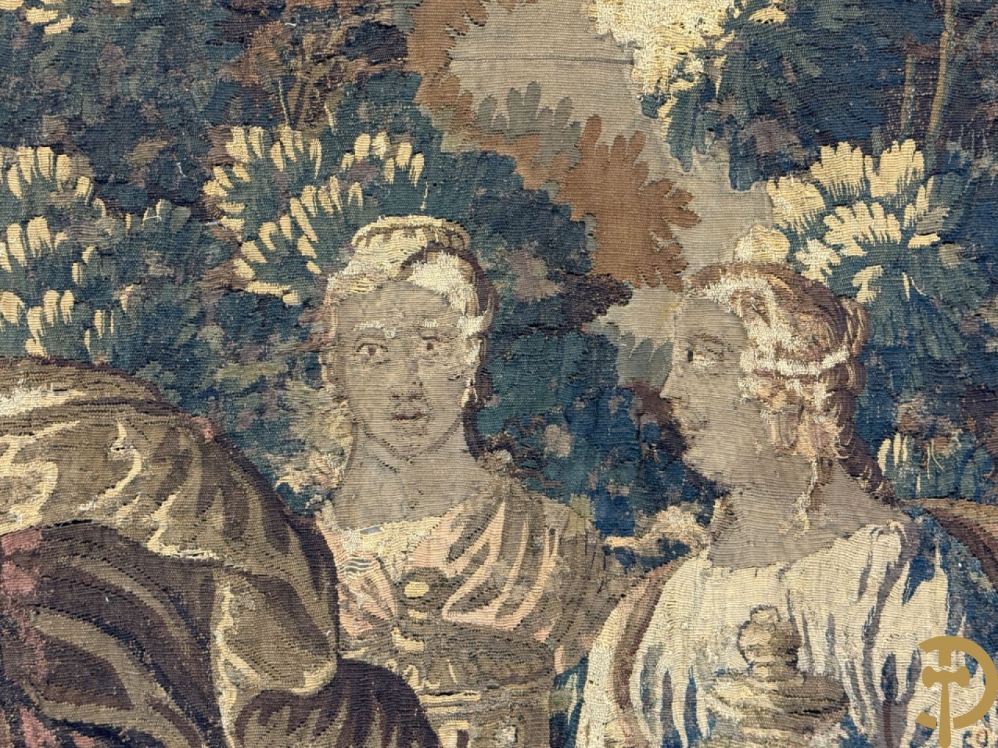 Fragment van wandtapijt met geanimeerde mythologische scène, omgeven door florale omranding, 18e