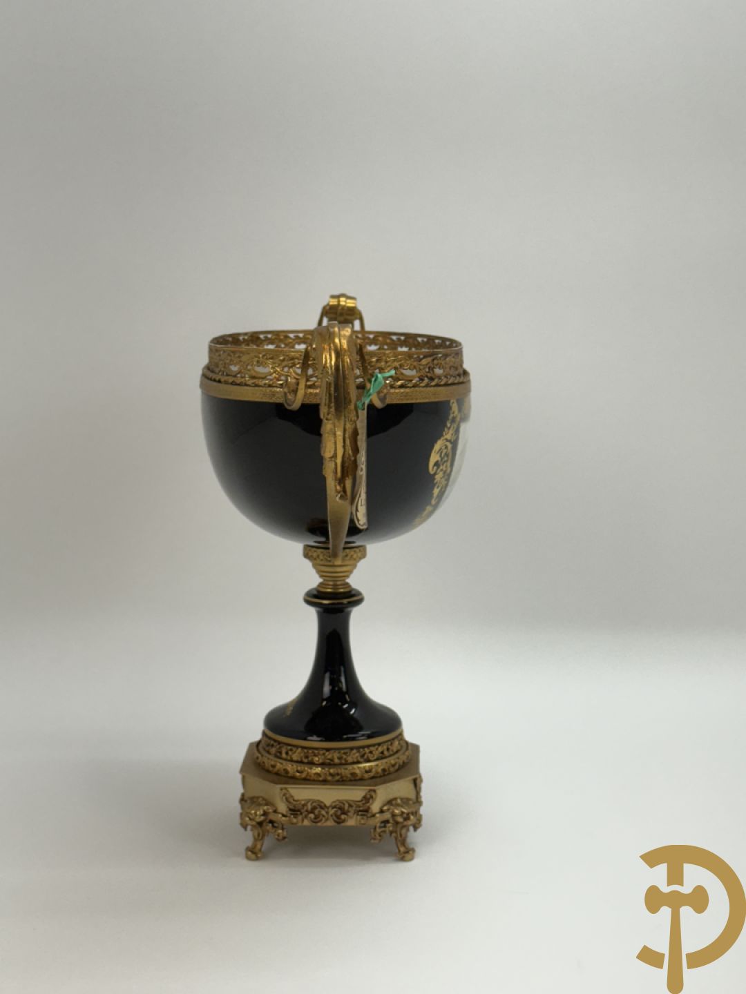 Coupe in kobaltblauw porselein met romantische geanimeerde scène, Rons E. getekend, Limoges France