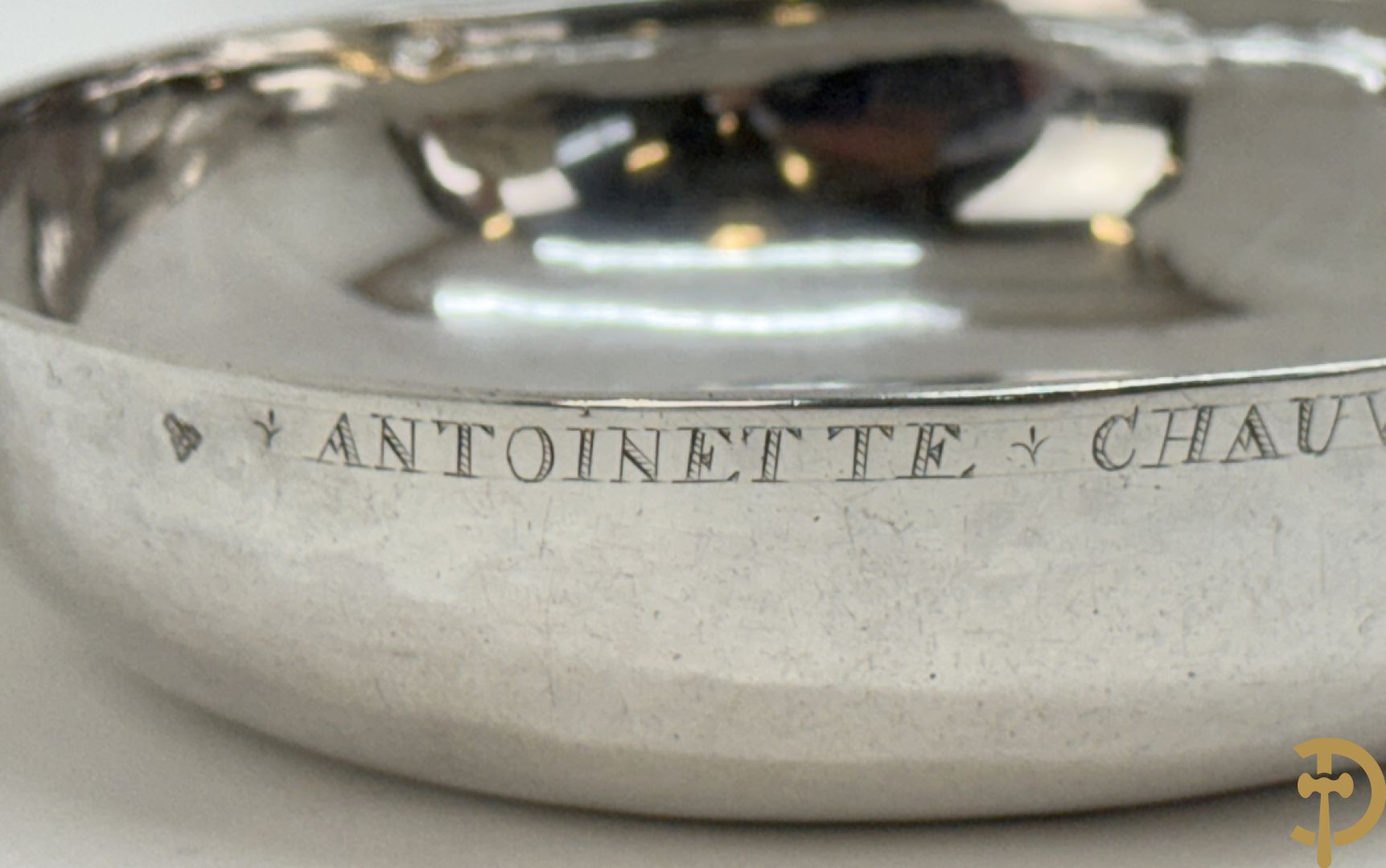 Massief zilveren schaal met handvaten in schelpvorm , Parijs 1752-1753, zilversmid Antoine Bailly, het meesterteken is aangebracht op beide handvaten en middenstuk, met décharge stempel paardenhoofd