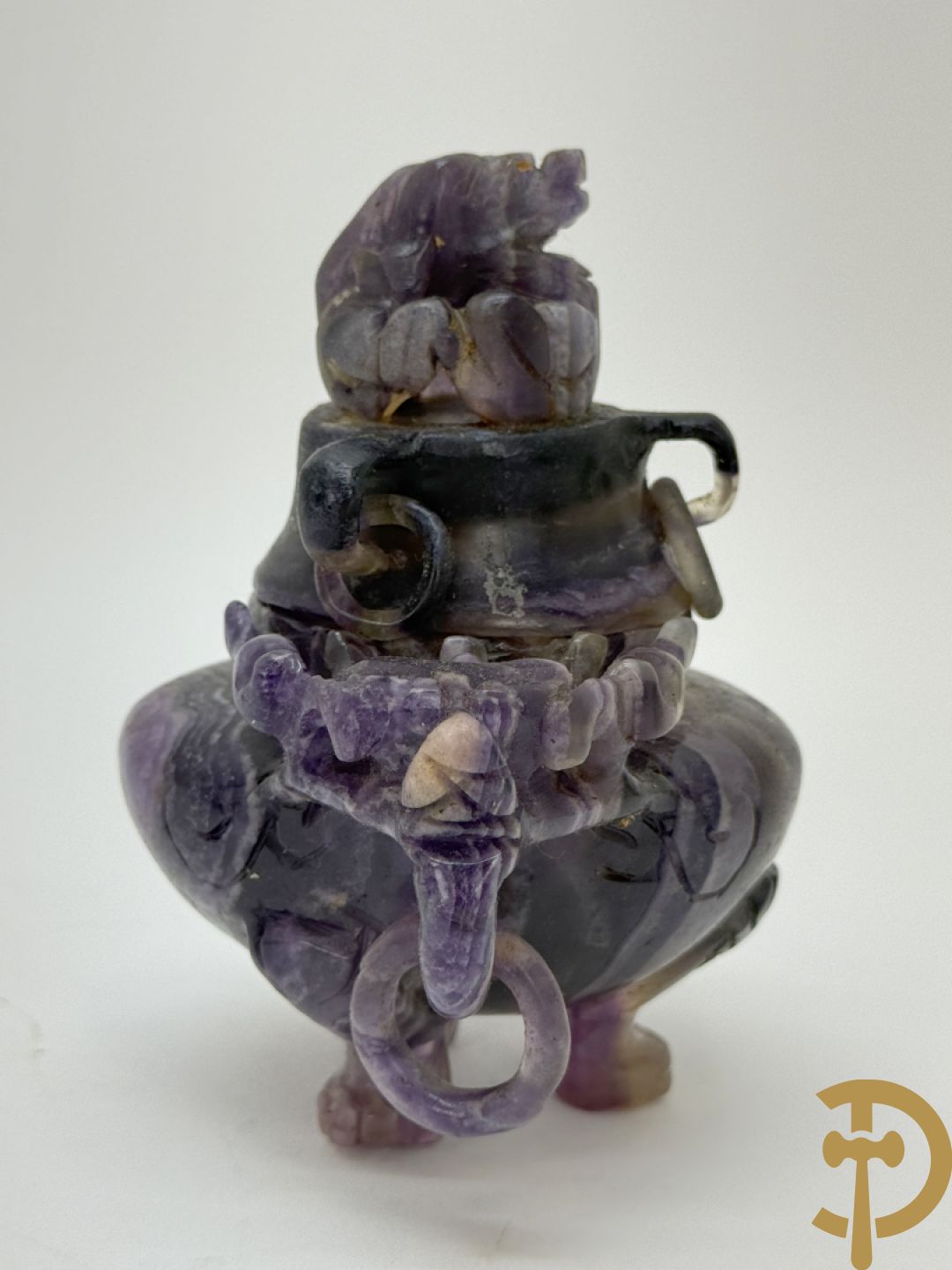 Drie Chinese handgesculpteerde urnes in gesteente met drakendecor (jade, amethist en fluoriet)