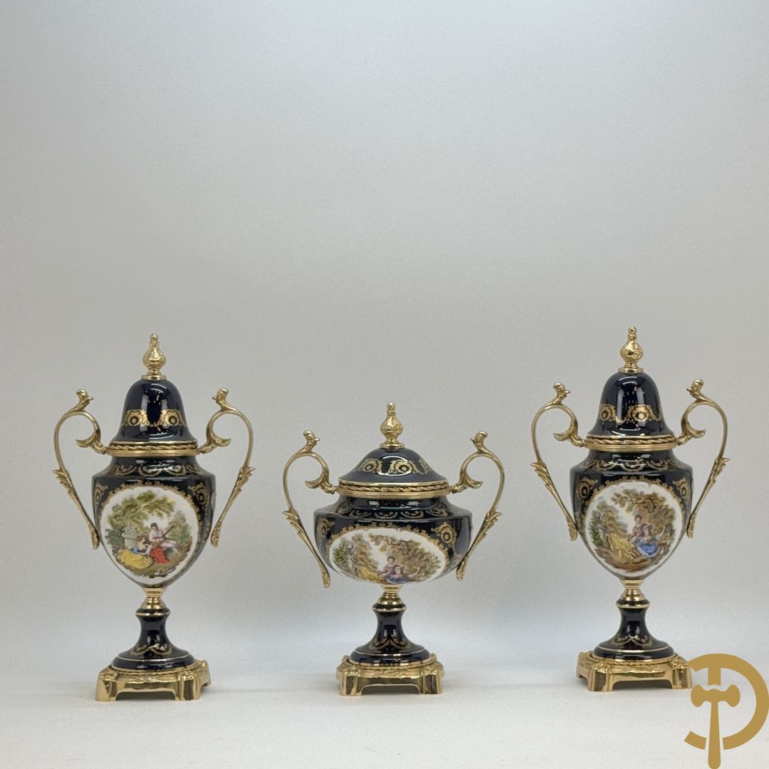Driestel Sèvres stijl bestaande uit paar dekselpotiches met koperen ornamenten en romantisch decalcomanie decor, Sèvres stijl+ dekselcoupe met Sèvres en romantisch decor