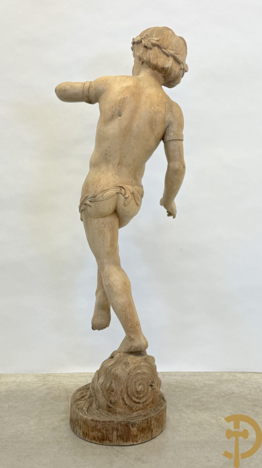 Houtgesculpteerde fluitspelende cupido staande op schelp