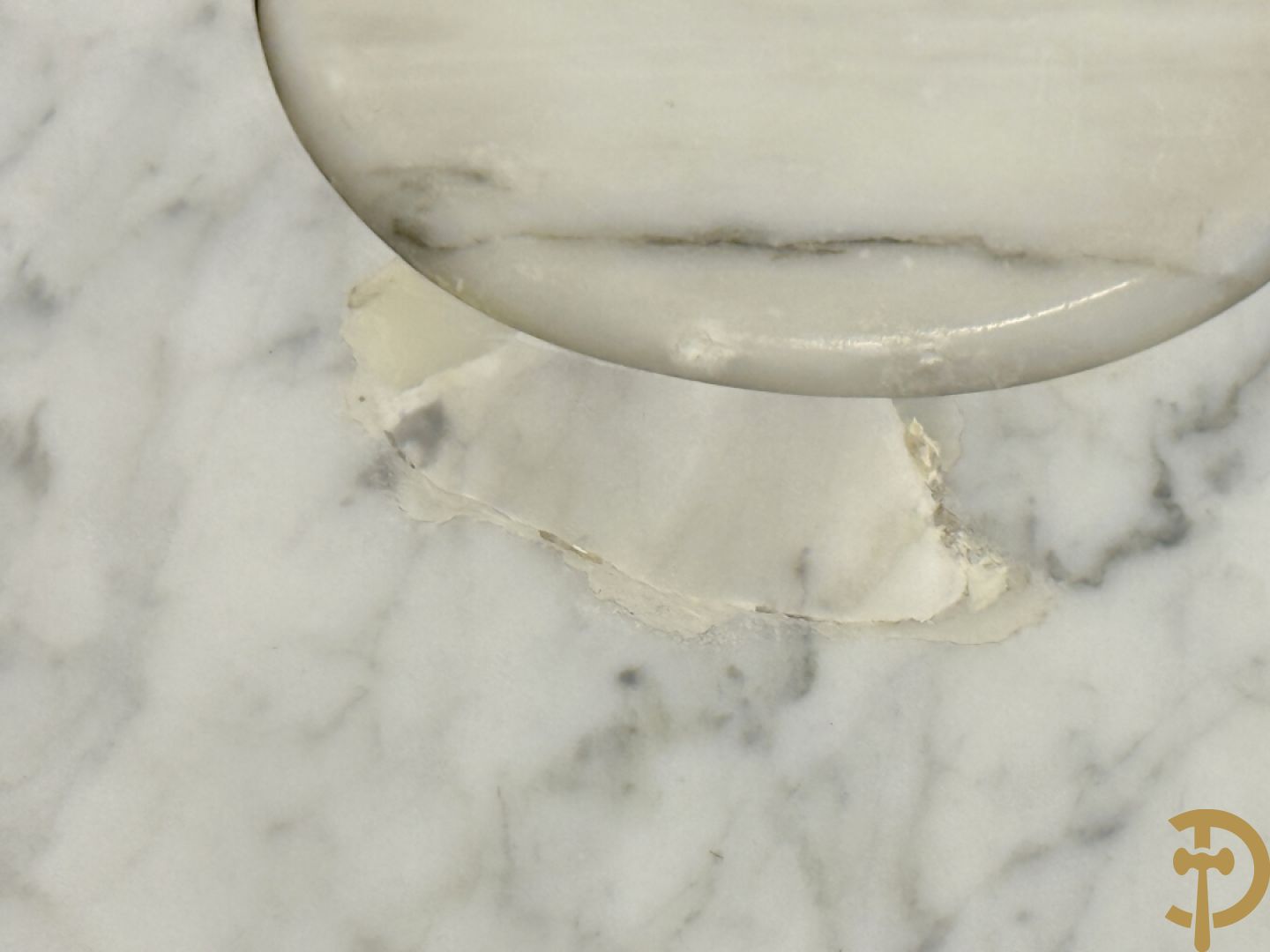 Italiaanse cararamarmeren designtafel op centrale konische voet, ontworpen door Angelo Mangiarotti, jaren 