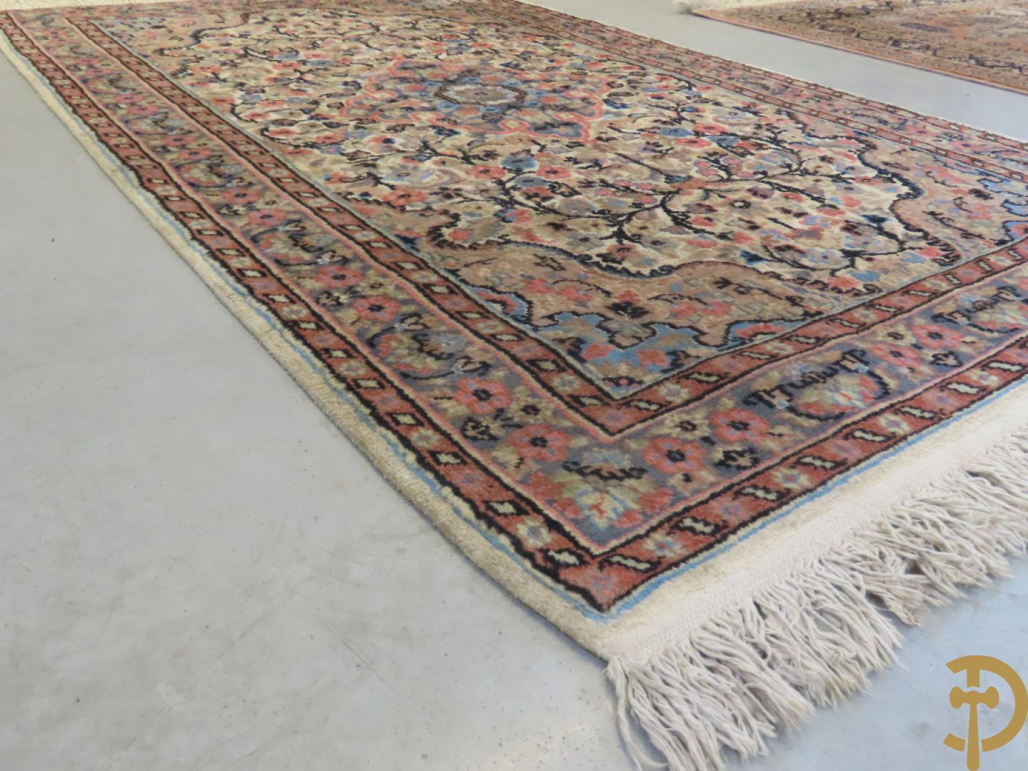 Oosters handgeknoopt tapijt met bloemenmotieven + Oosters handgeknoopt tapijt met geometrische motieven + Oosters handgeknoopt zijden tapijt met centrale fond en bloemenmotieven