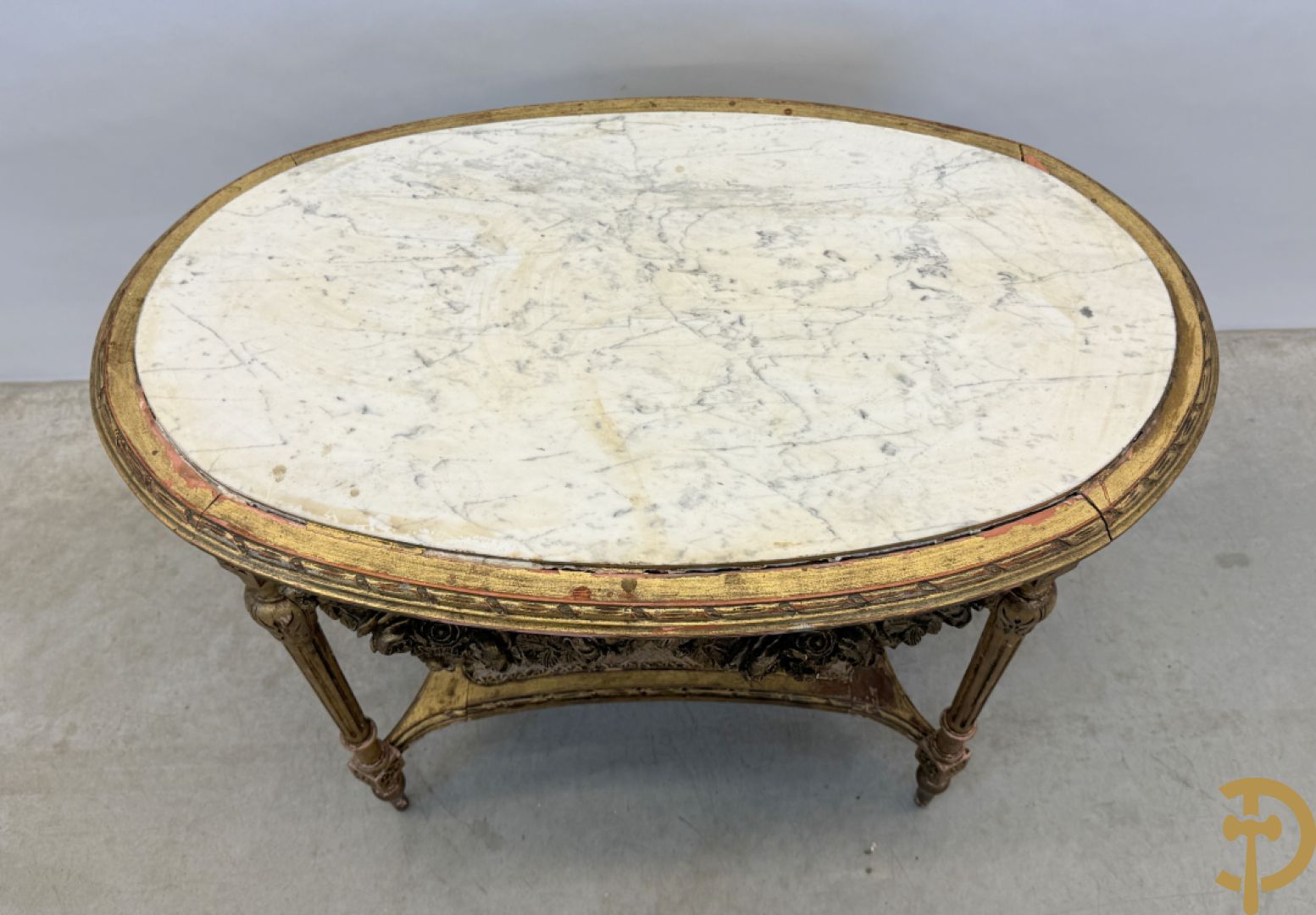 Ovale vergulde bijzettafel, Louis XVI stijl, met bloemenguirlandes, canage en marmeren blad