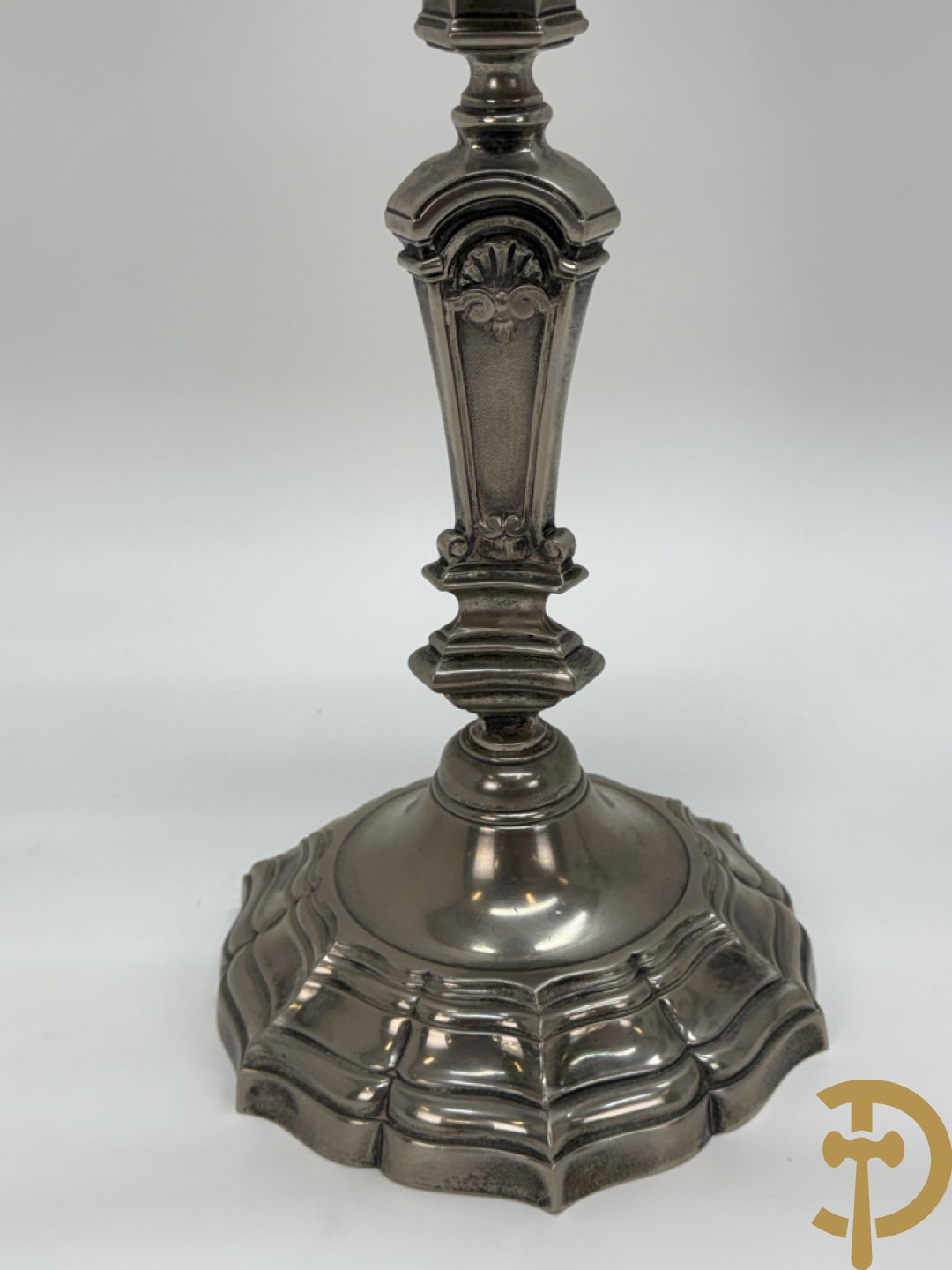 Paar Franse verzilverde metalen vierarmige kandelaars, Louis XIV stijl