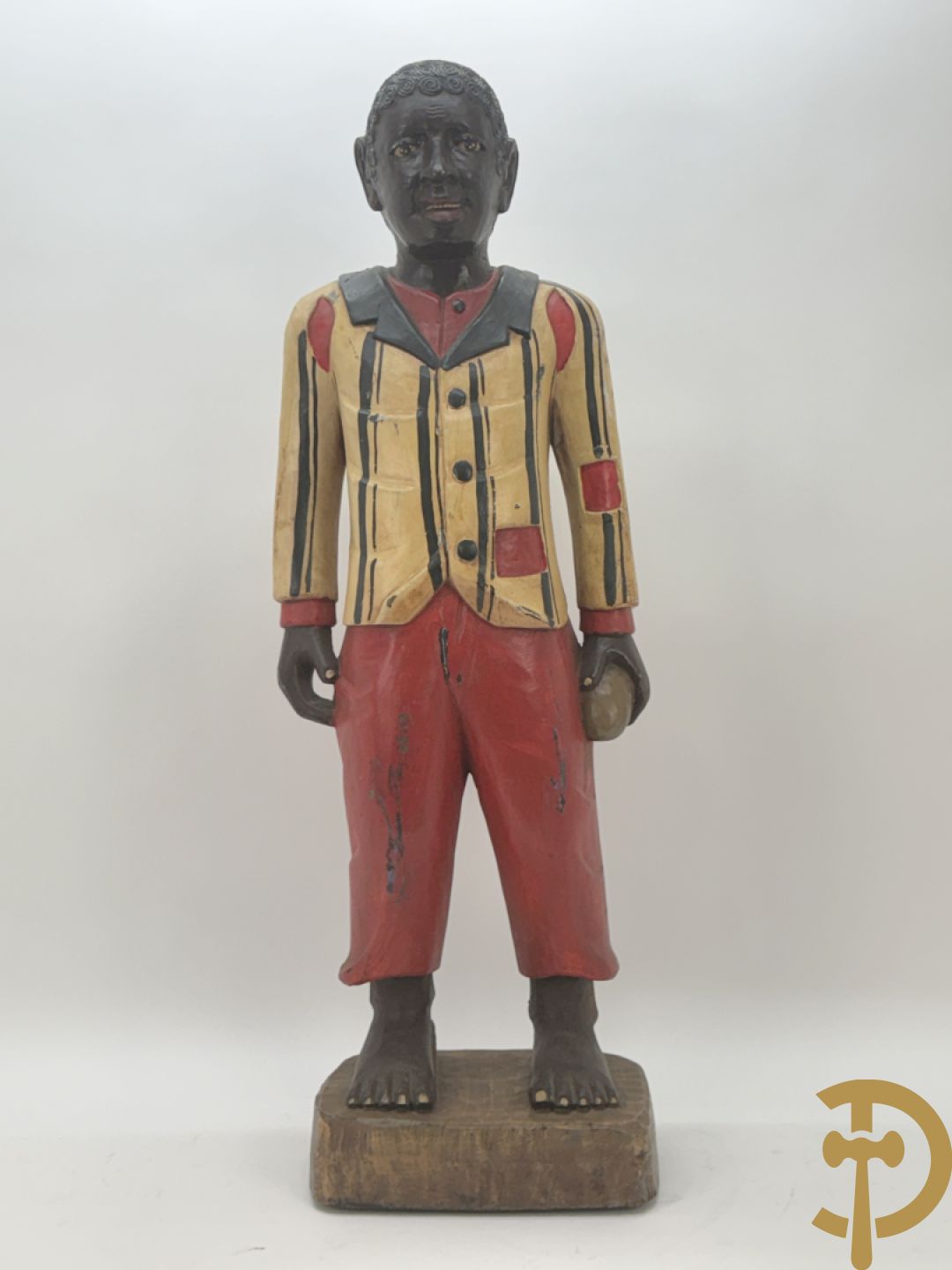 Houtgesculpteerd beeld van staande man