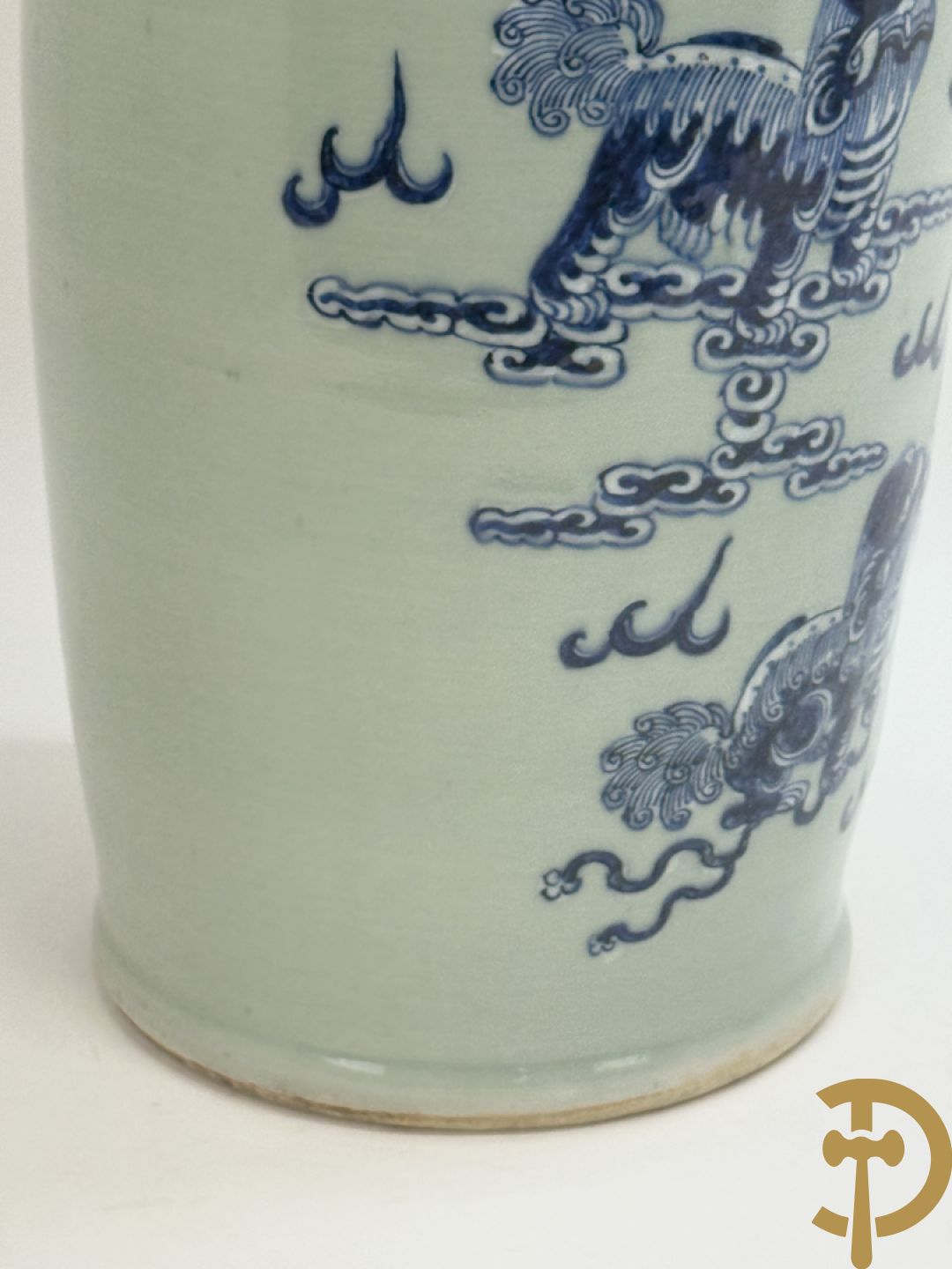 Chinese porseleinen celadon vaas met blauw/wit decor van fo honden