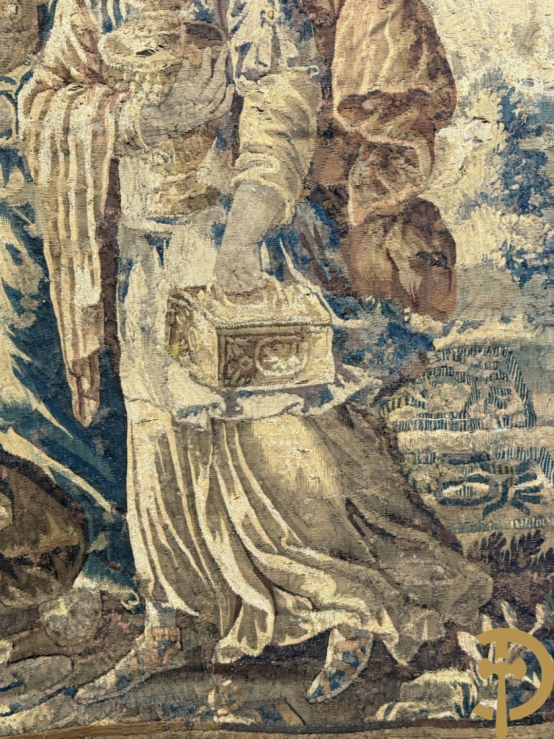 Fragment van wandtapijt met geanimeerde mythologische scène, omgeven door florale omranding, 18e